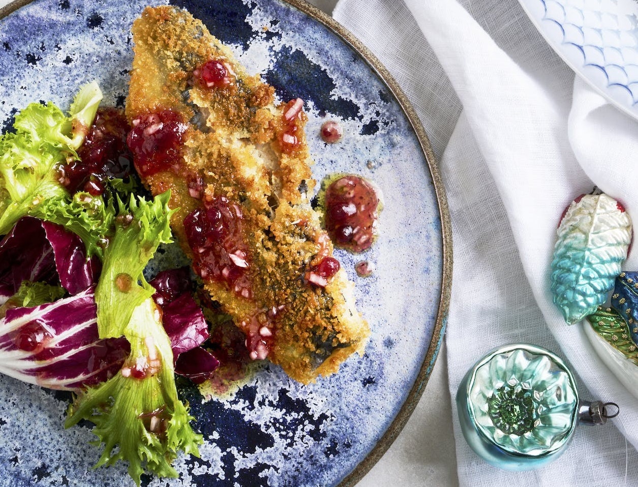 Panerede sild med tyttebærvinaigrette