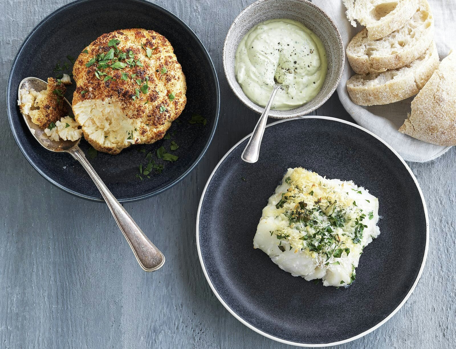 Paneret kulmule med bagt blomkål og avocadocreme