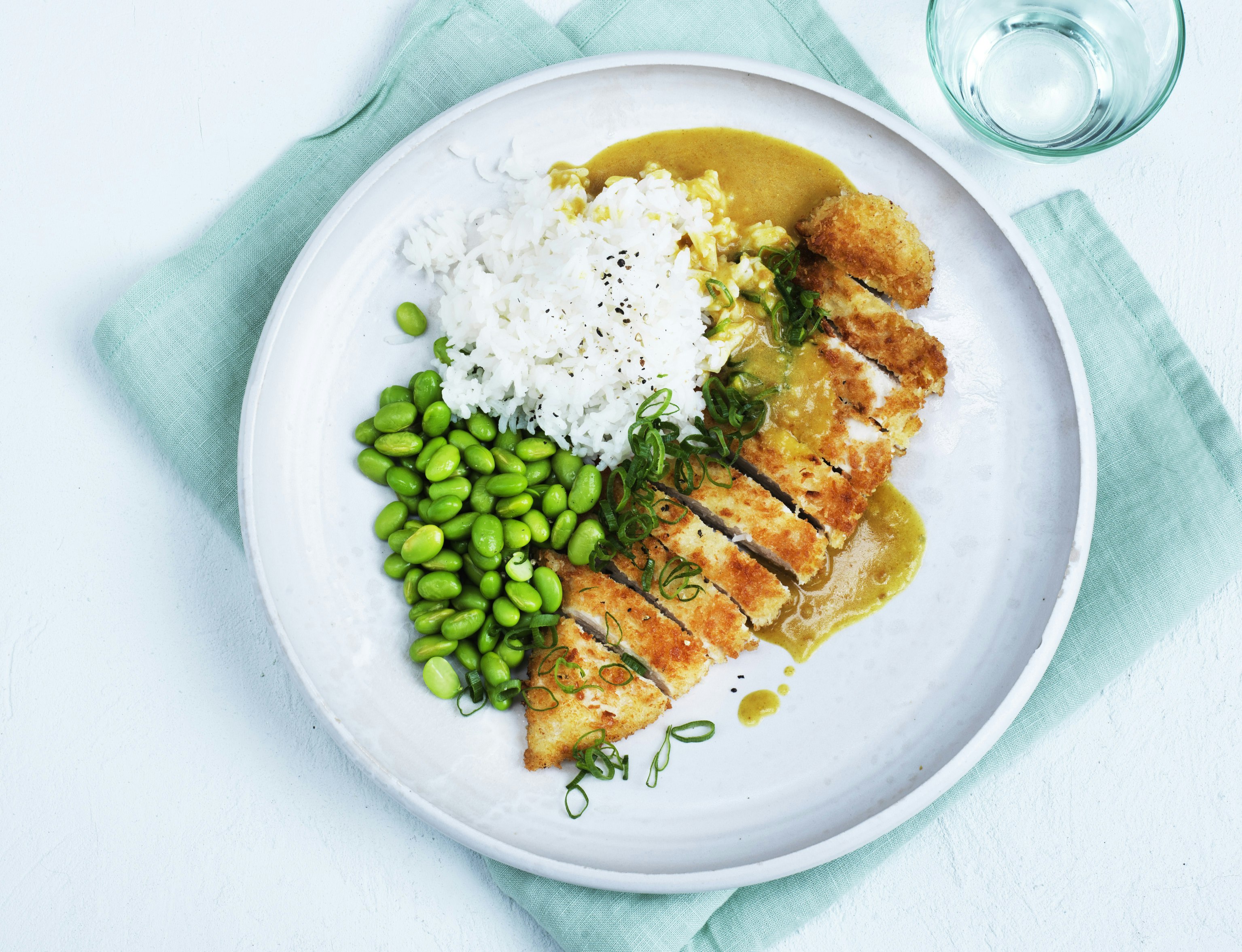 Paneret kylling med ris og karry