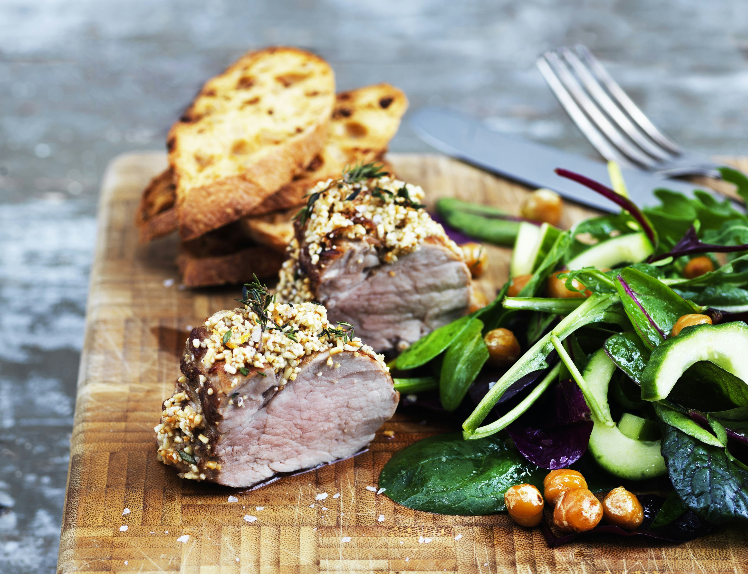 Paneret svinemørbrad med sprød kikærtesalat