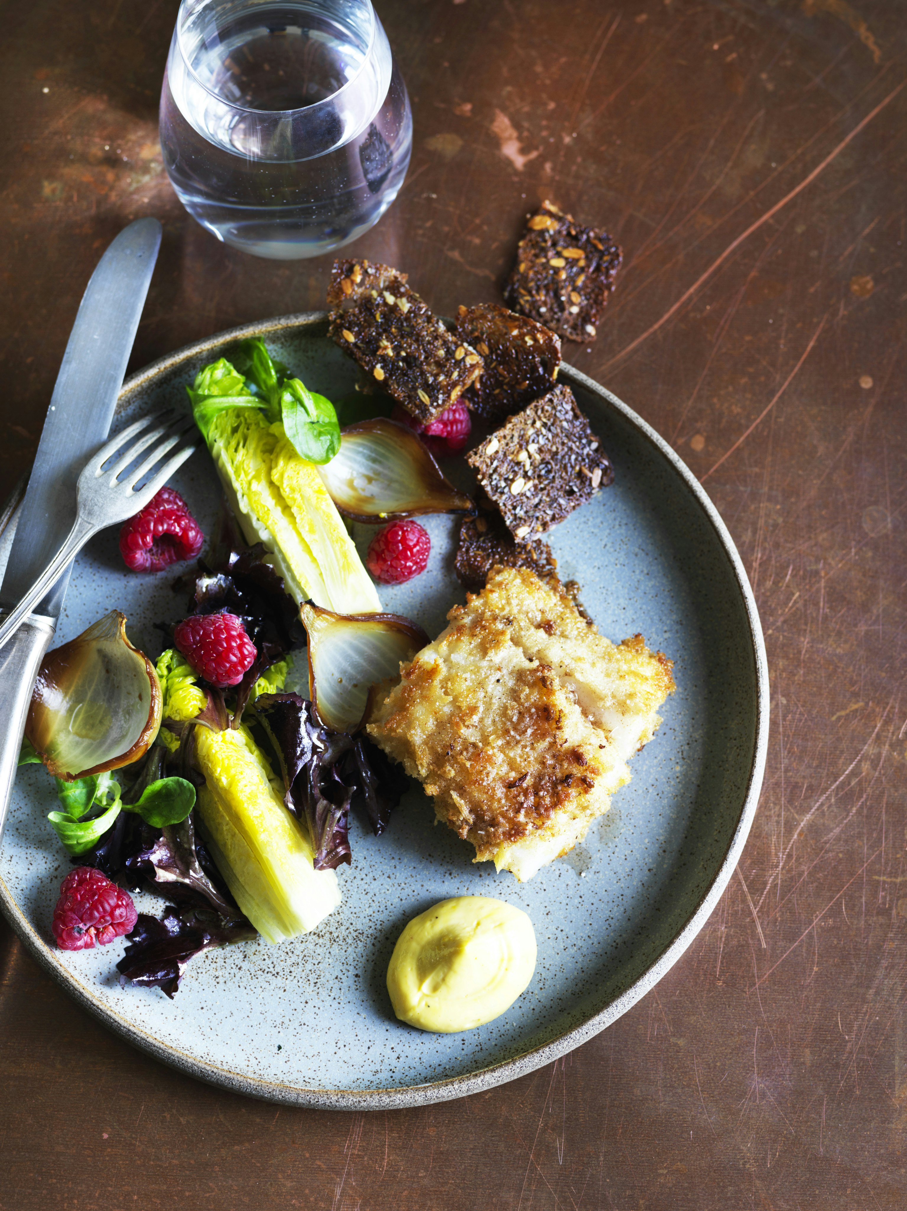 Paneret torsk med safrancreme og salat med hindbær og løg