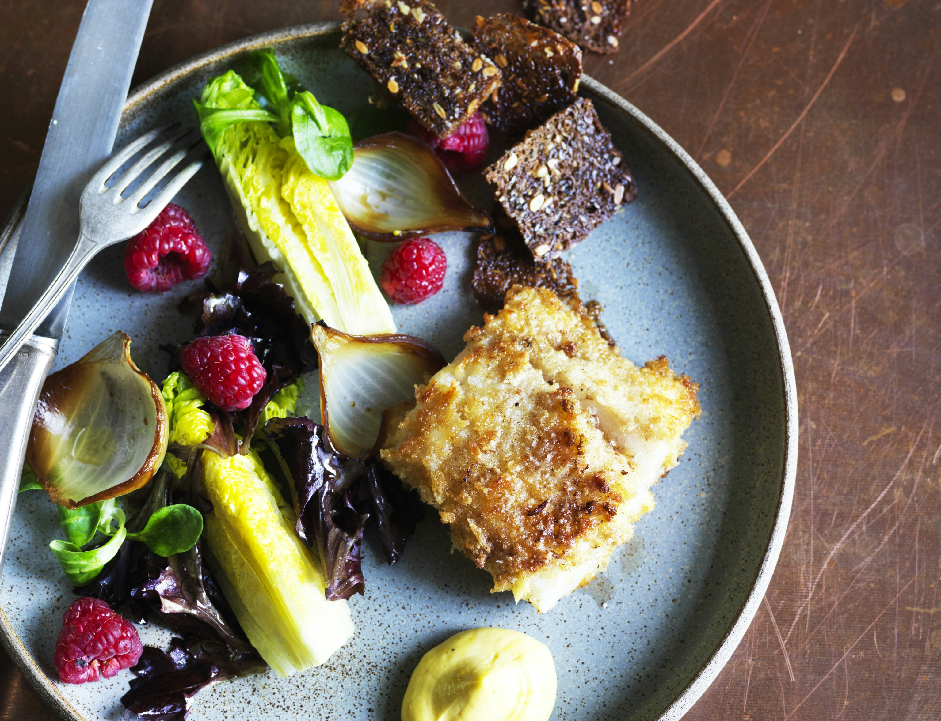 Paneret torsk med safrancreme og salat med hindbær og løg
