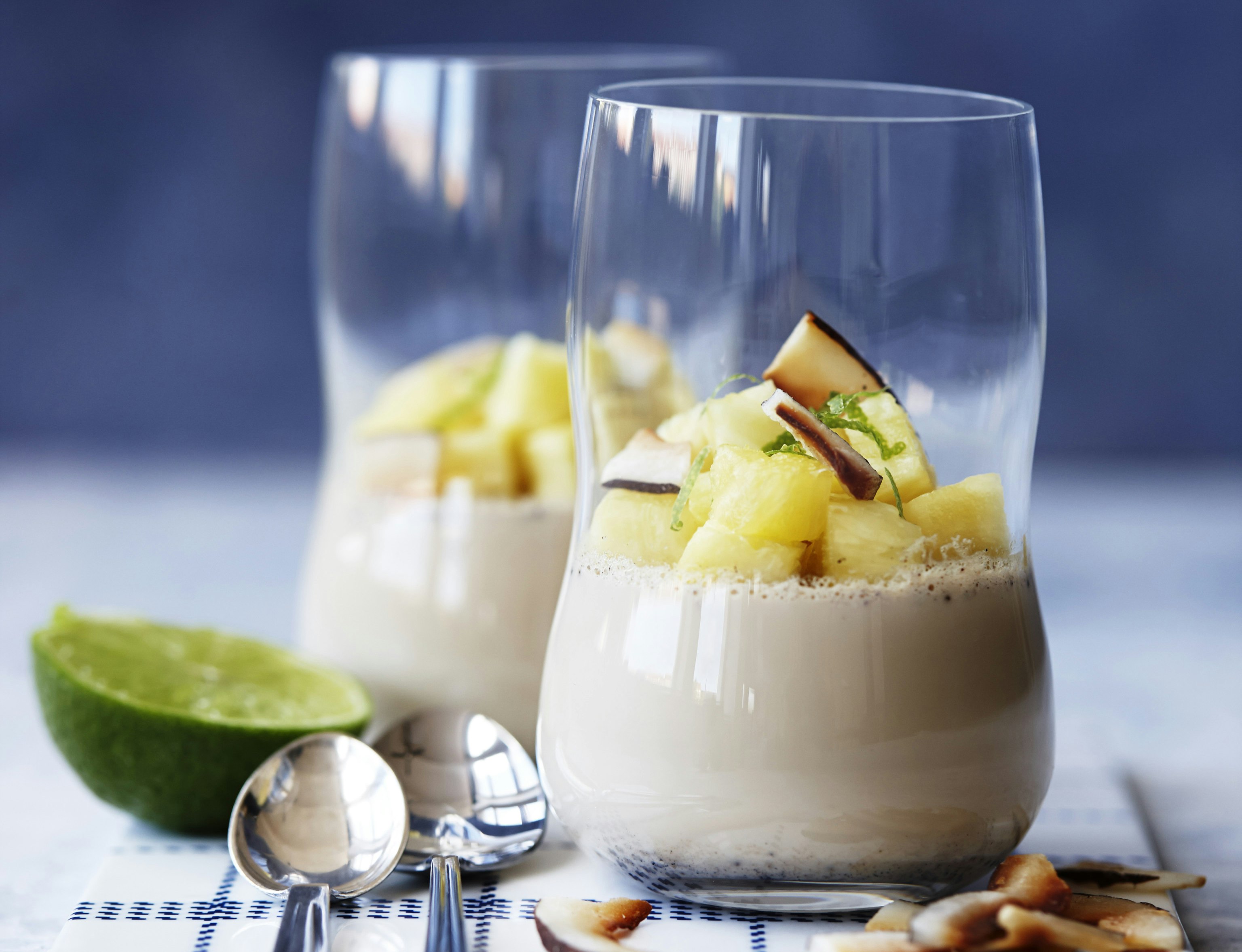 Panna cotta med chai, kokos og ananas