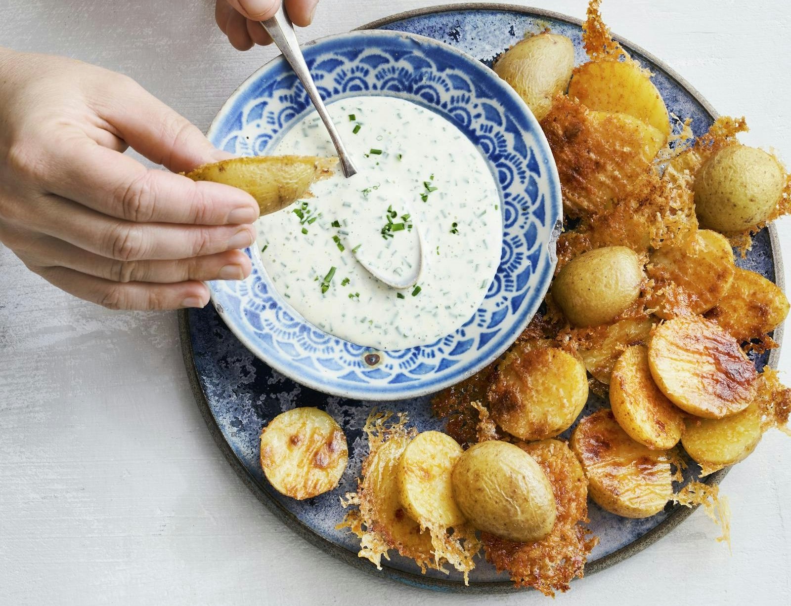 Parmesan-kartofler med hvidløgsdip