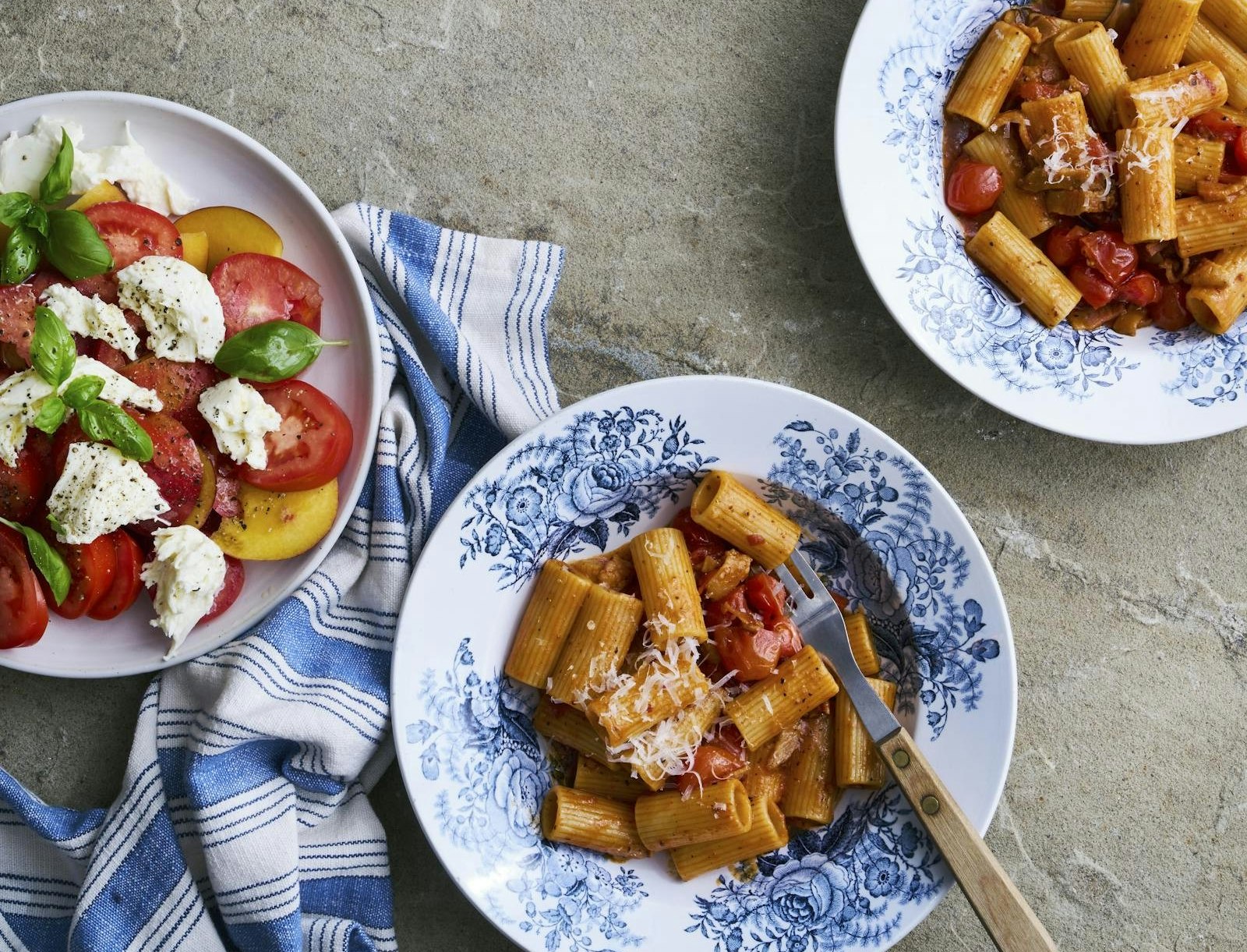 Pasta all´ amatriciana med tomatsalat