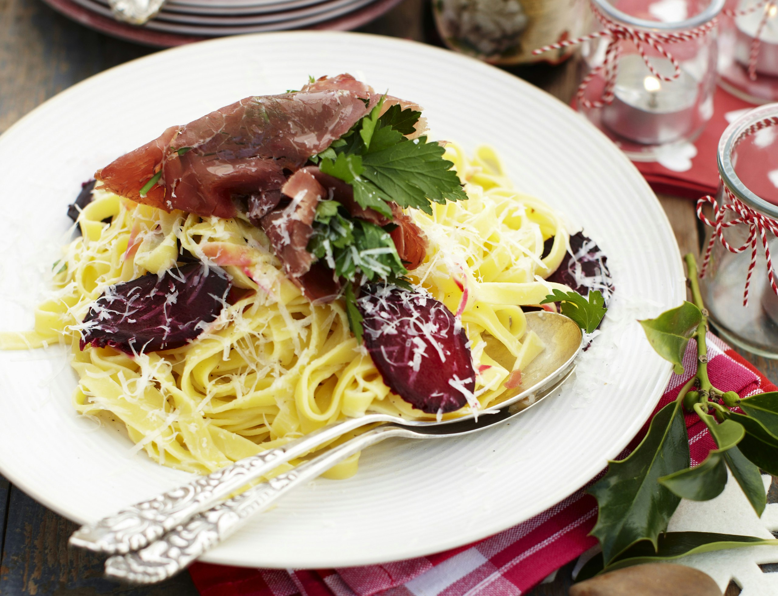 Pasta med bresaolaruller, bagt rødbede og trøffelolie