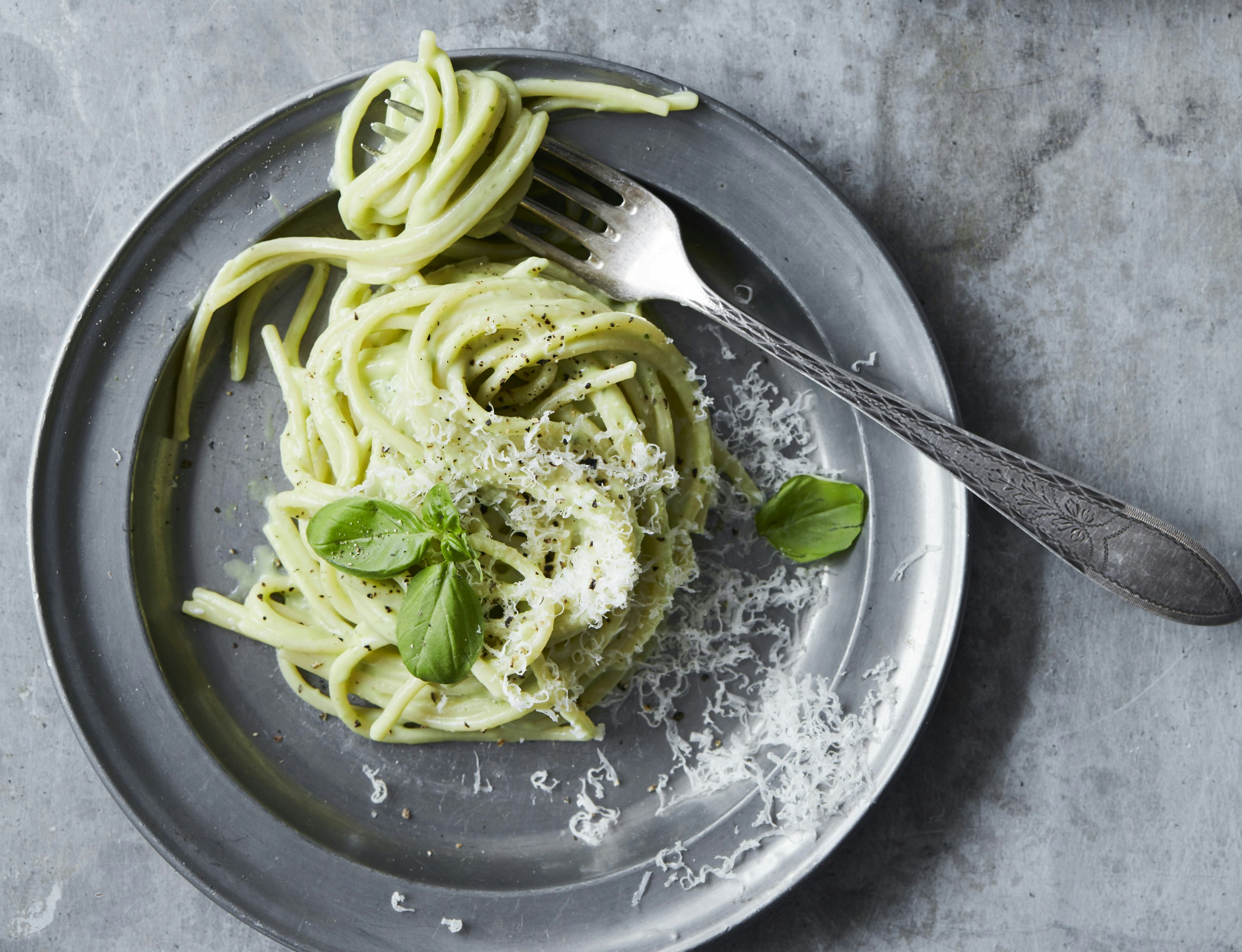 Pasta med cremet avocado-basilikum-sauce