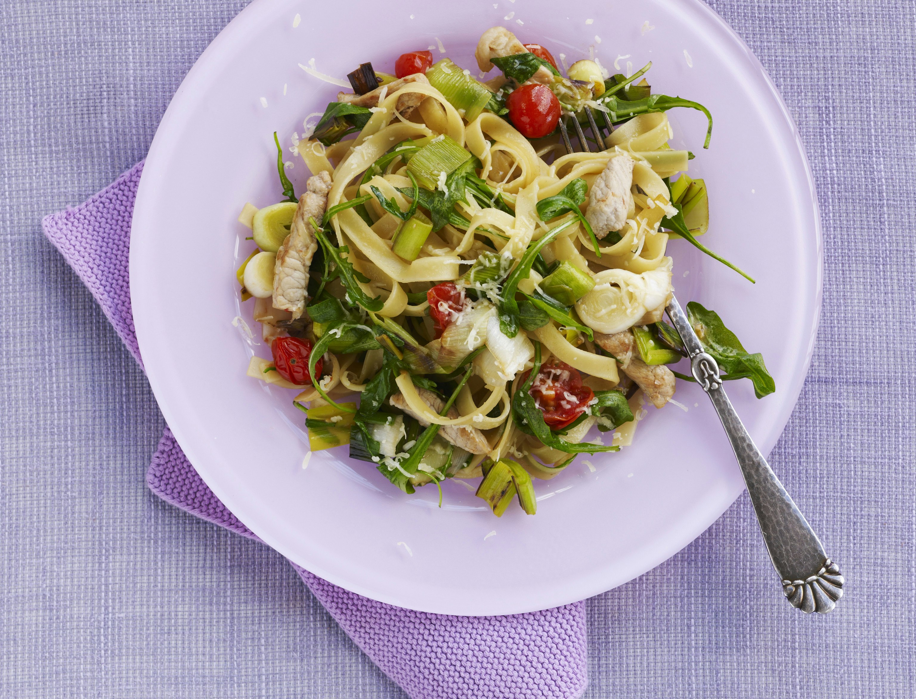 Pasta med lynstegt svinekød, hvidløg og porrer