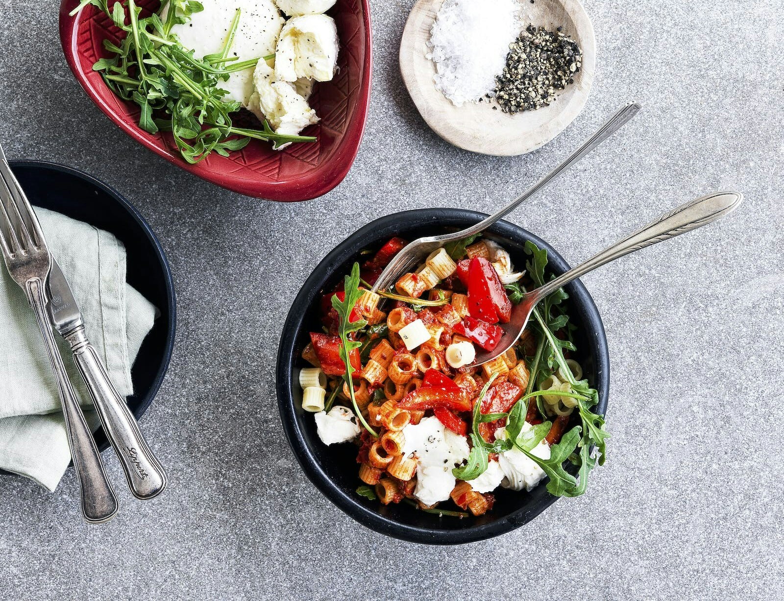 Pasta med peberfrugt-pesto, rucola og mozzarella