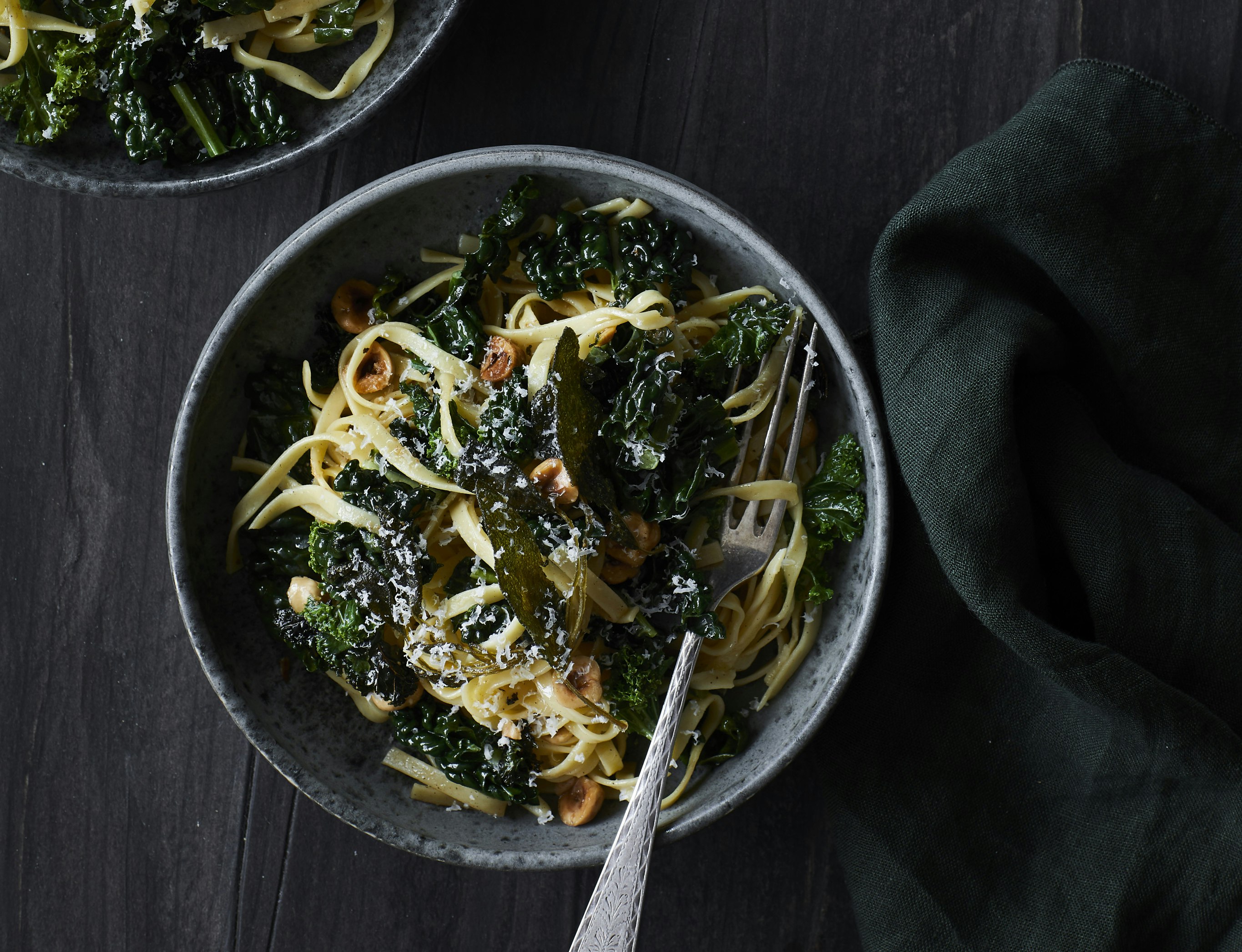 Pasta med salviesmør, kål og nødder