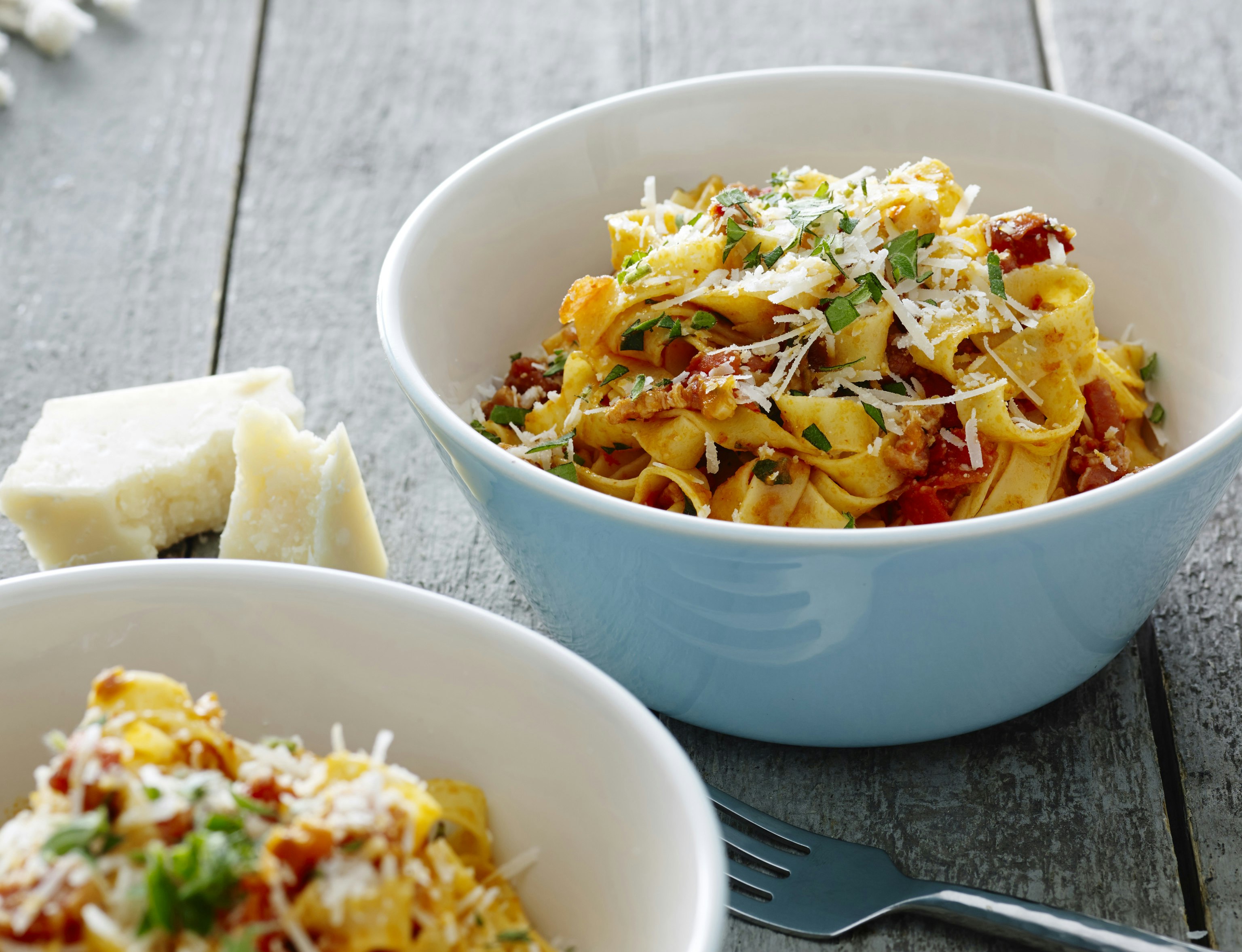 Pasta med tomater, chili og bacon