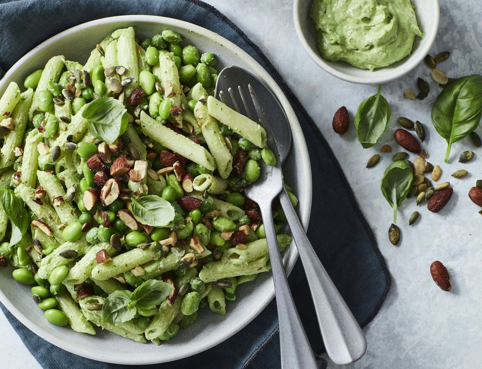 Pasta med avocadocreme, ærter og edamamebønner