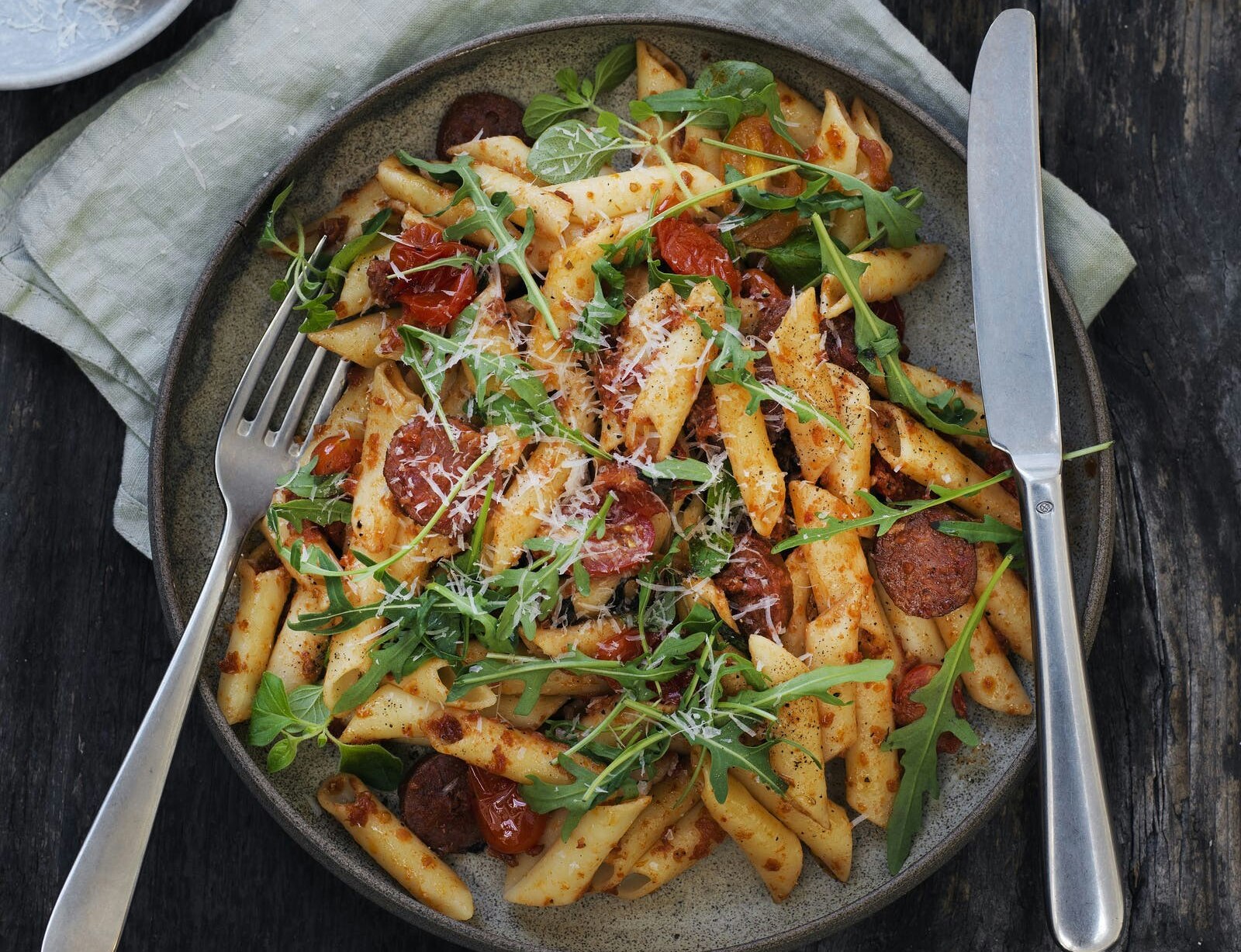 Pasta penne med chorizo og tomatpesto