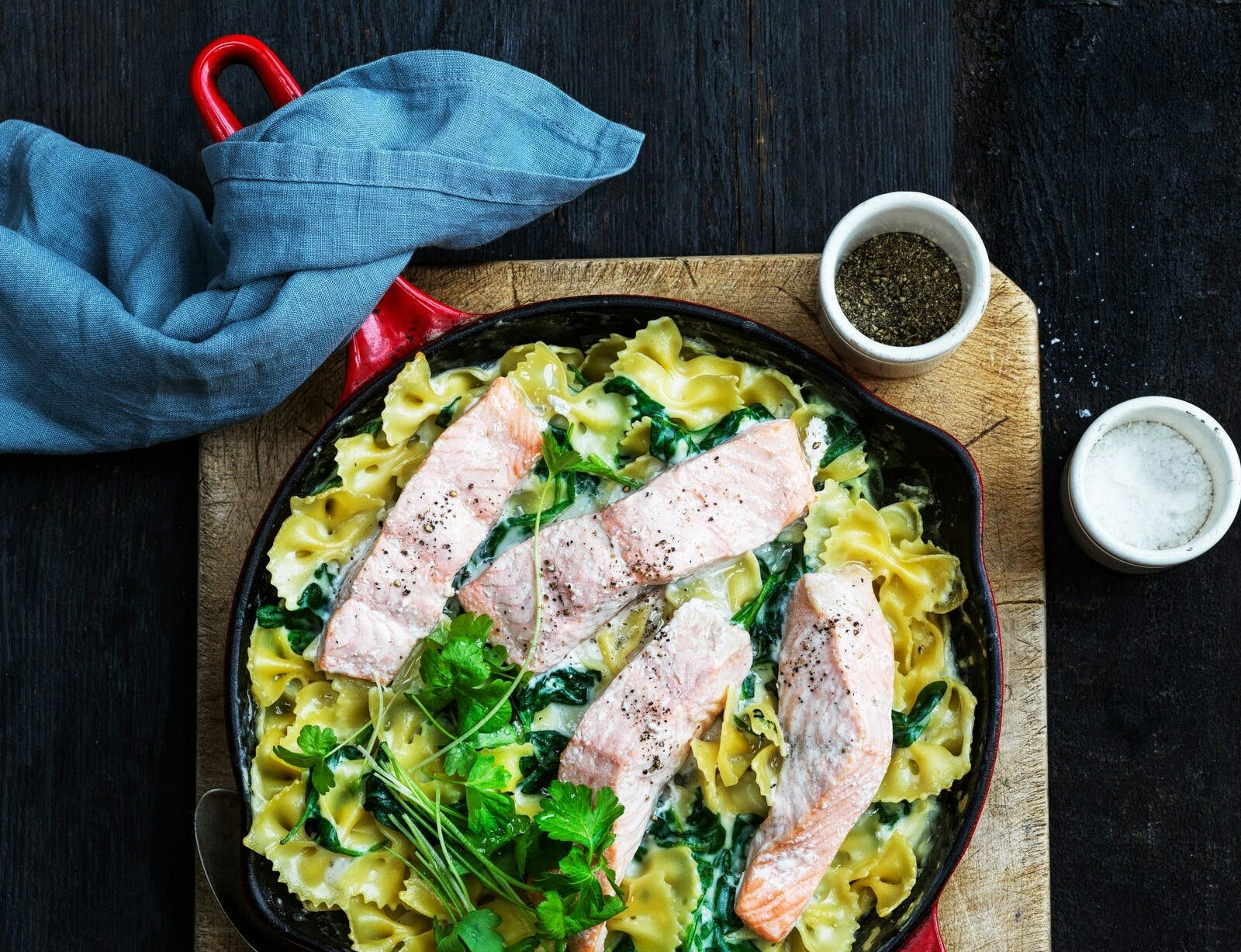 Pastafad med laks og spinat