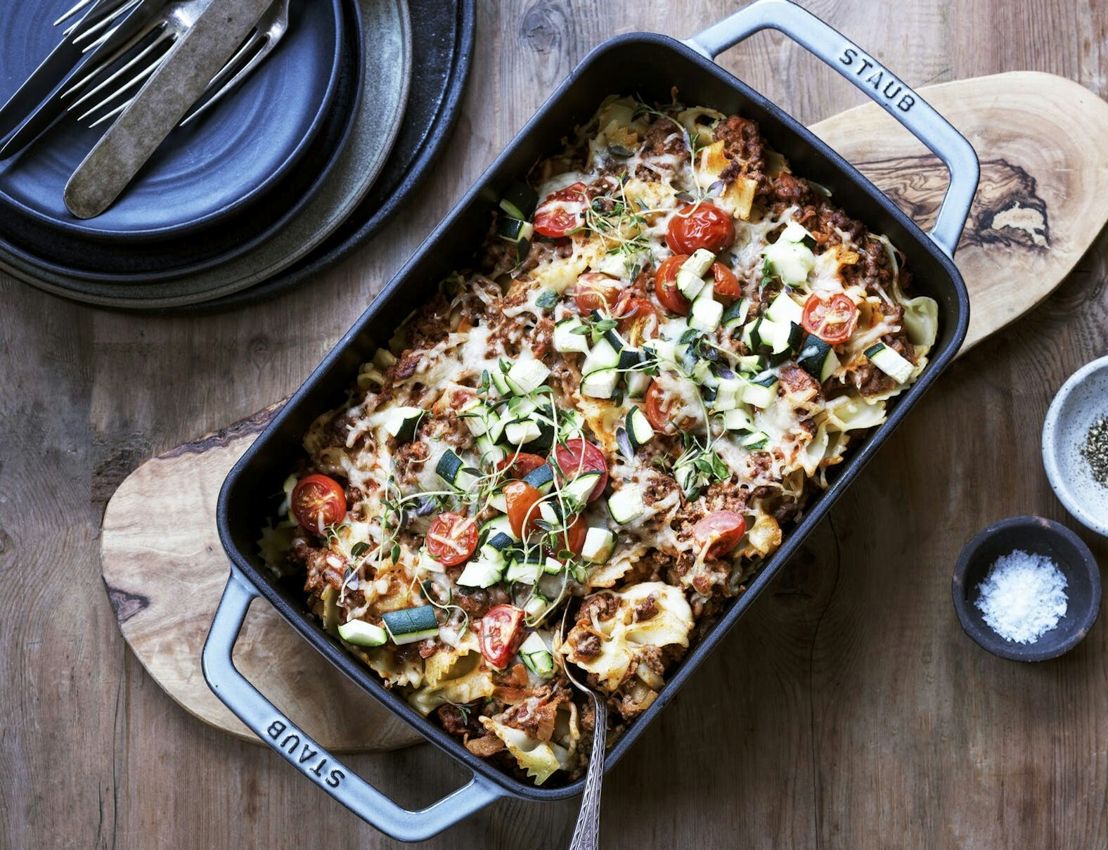 Pastagratin med oksekød, tomater og timian