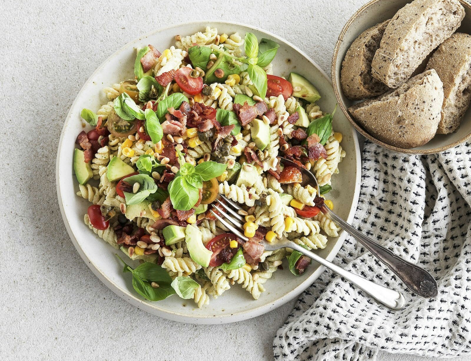 Pastasalat med avocado, basilikum og bacon