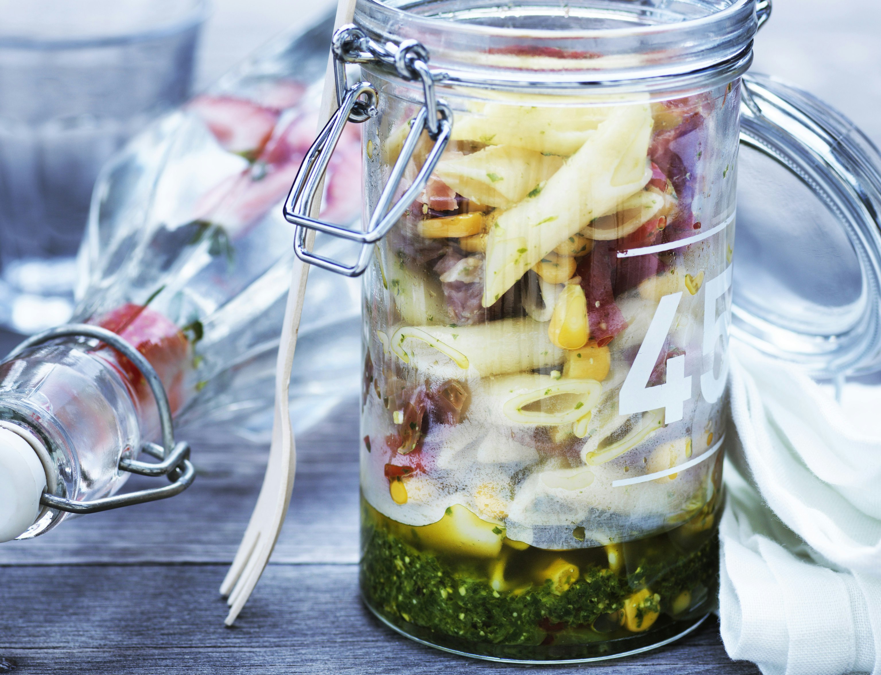 Pastasalat med serranoskinke og majskorn