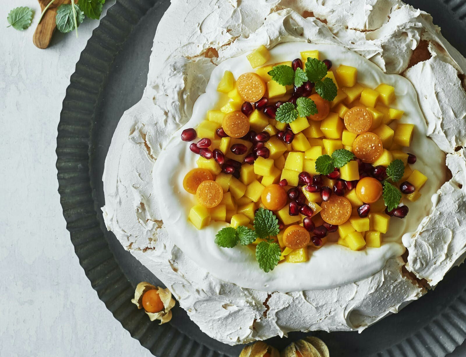 Pavlova med citroncreme og eksotisk frugt