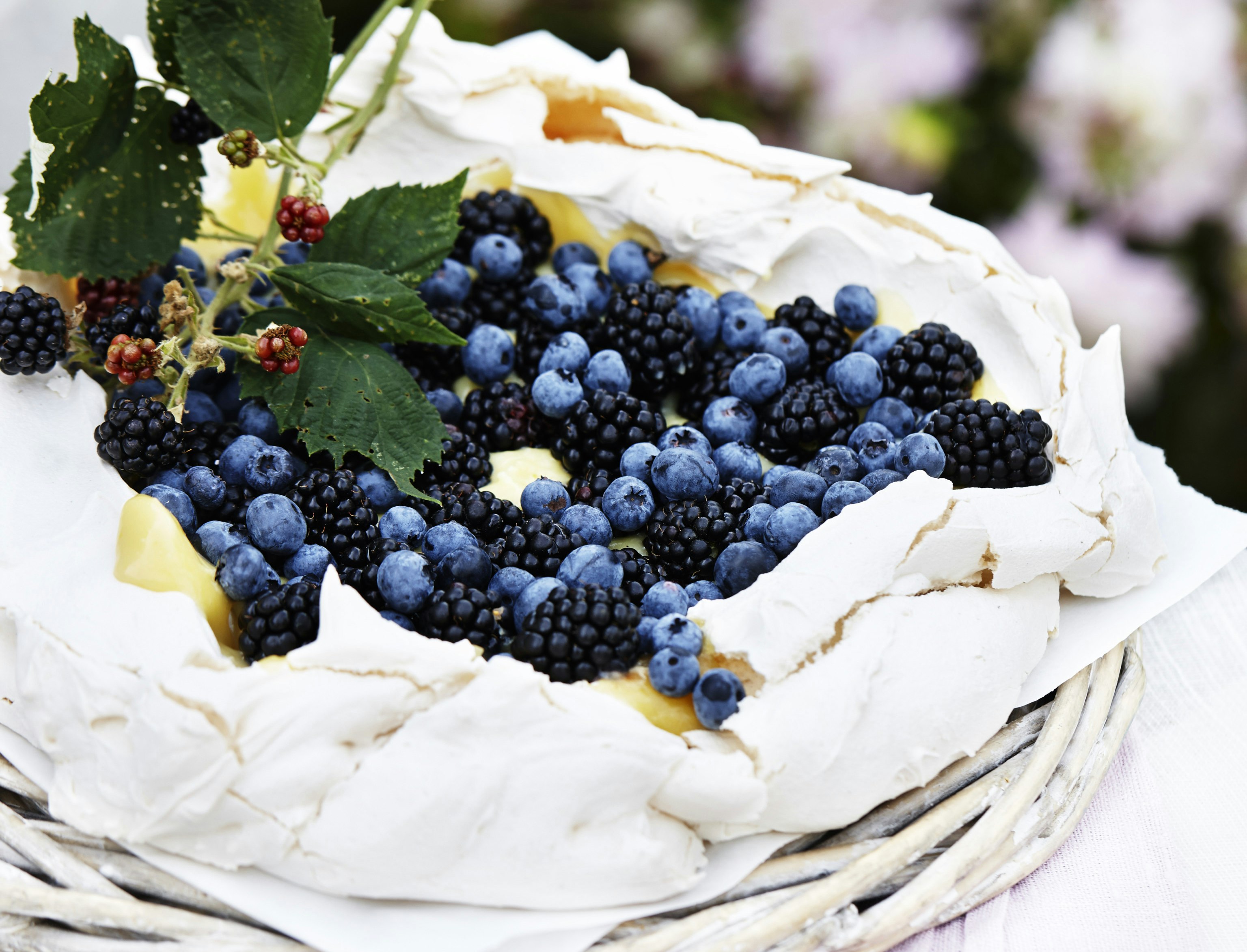 Pavlova med citronsmør og bær