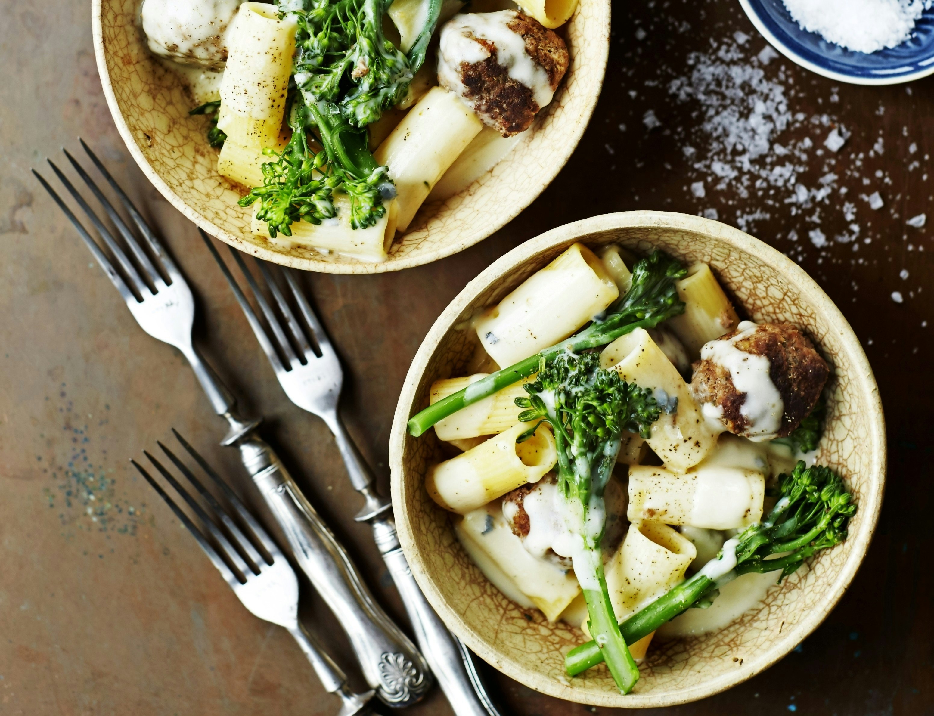 Penne med kødboller, ostesauce og broccoli