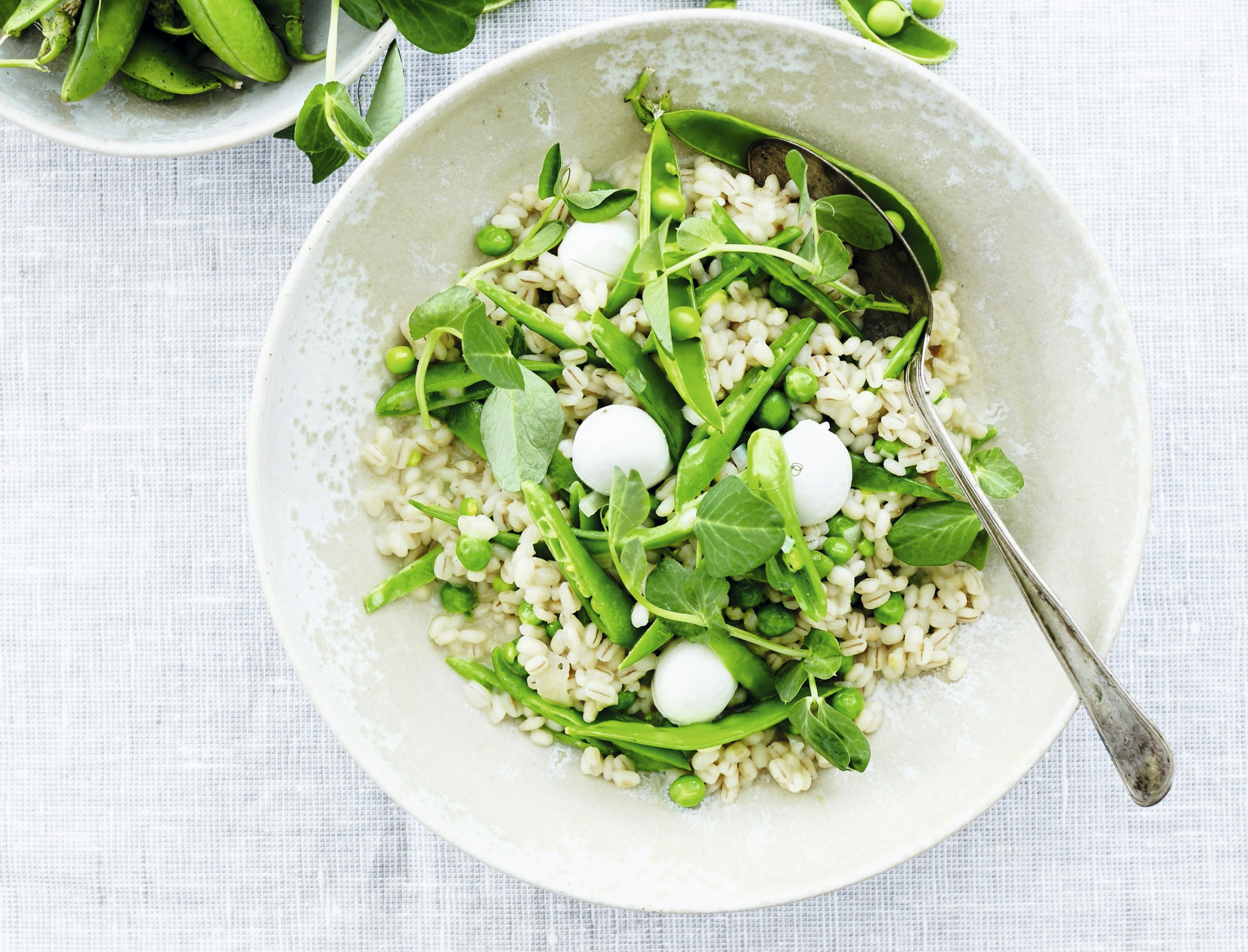 Perlebygotto med ærter og frisk mozzarella