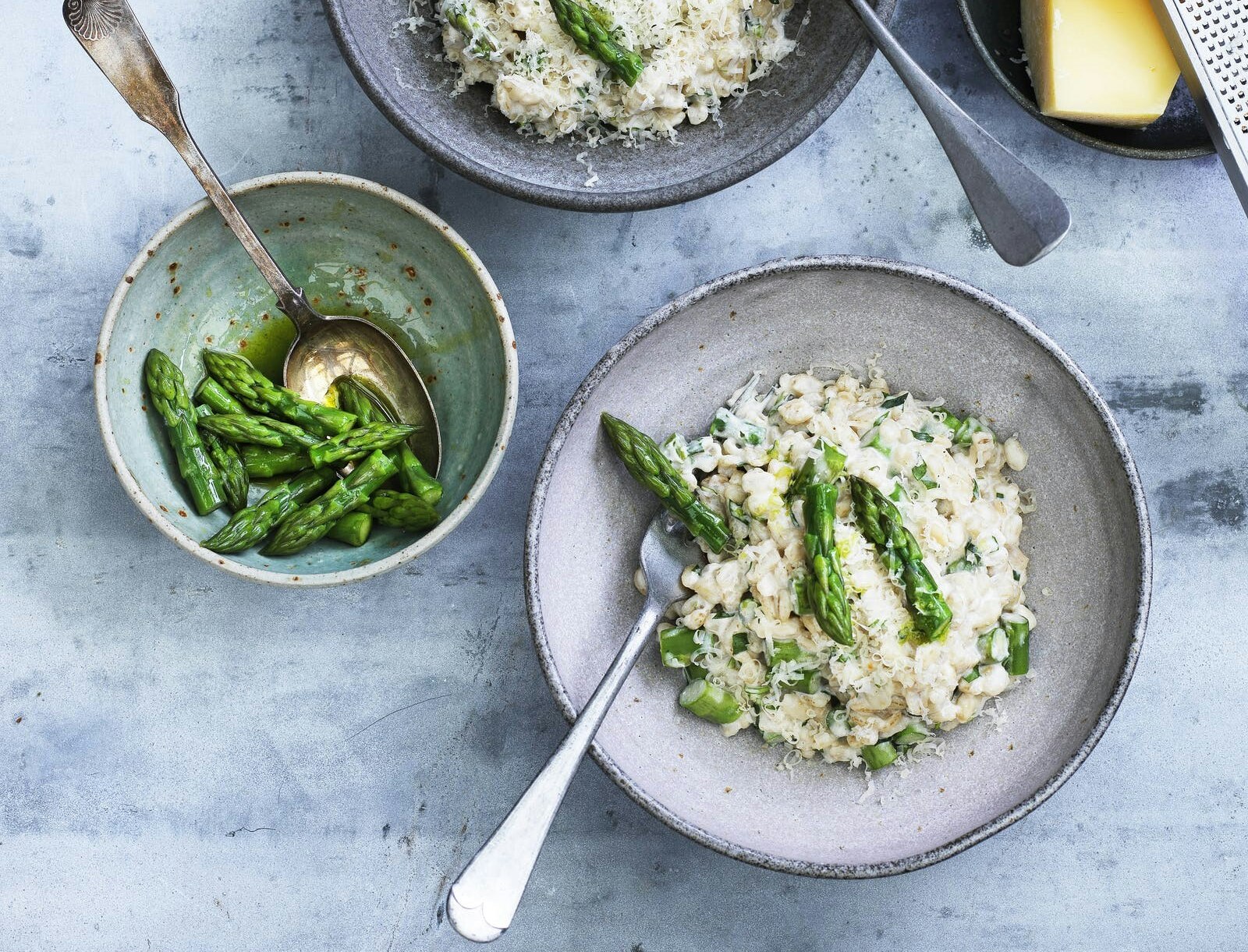 Perlebygotto med grønne asparges