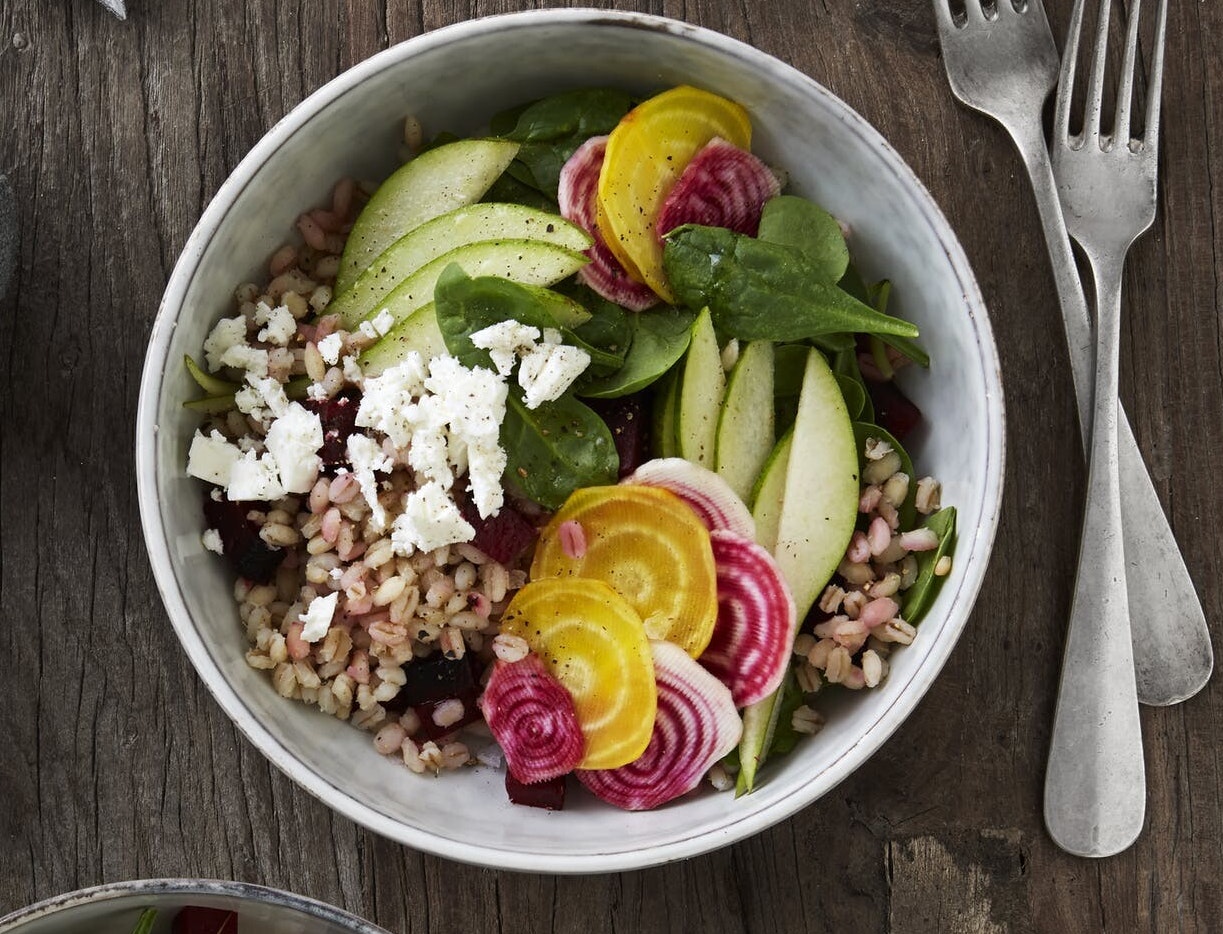 Perlebygsalat med beder og bønnecreme