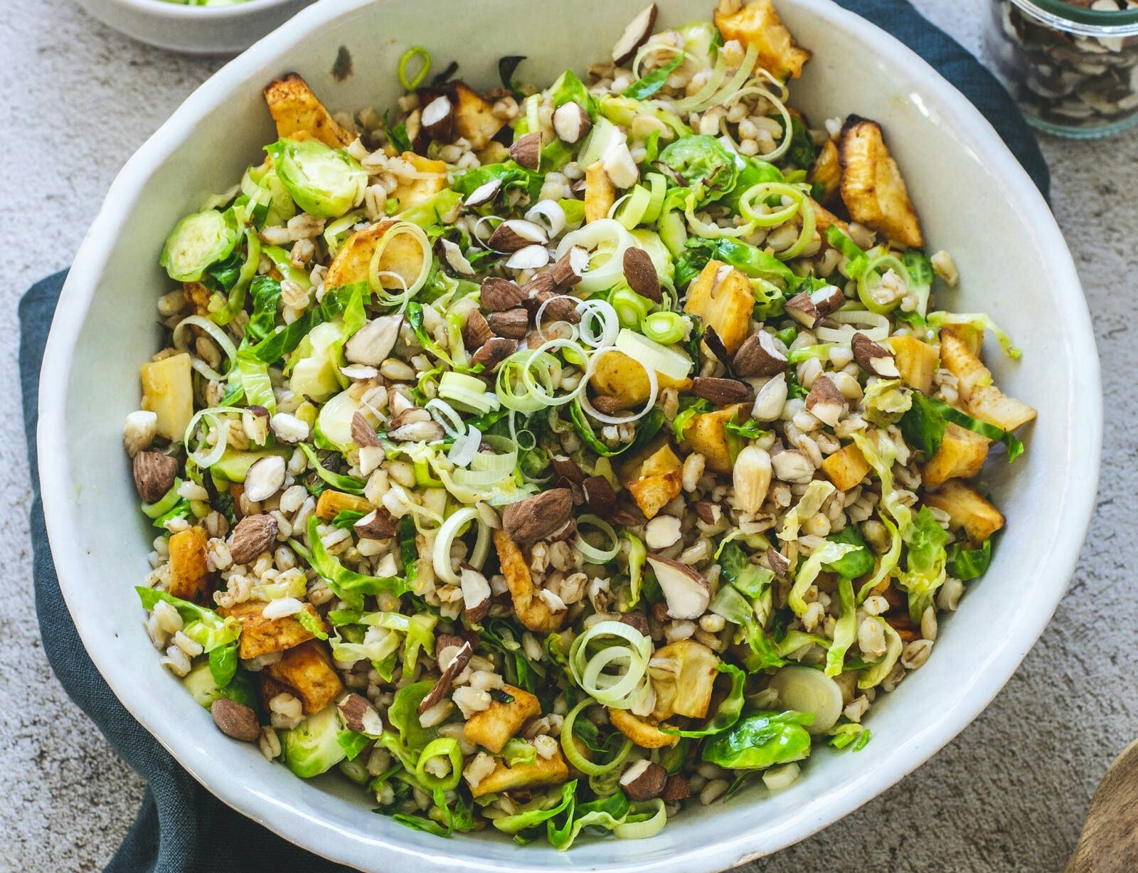 Perlebygsalat med vinaigrette og mandler