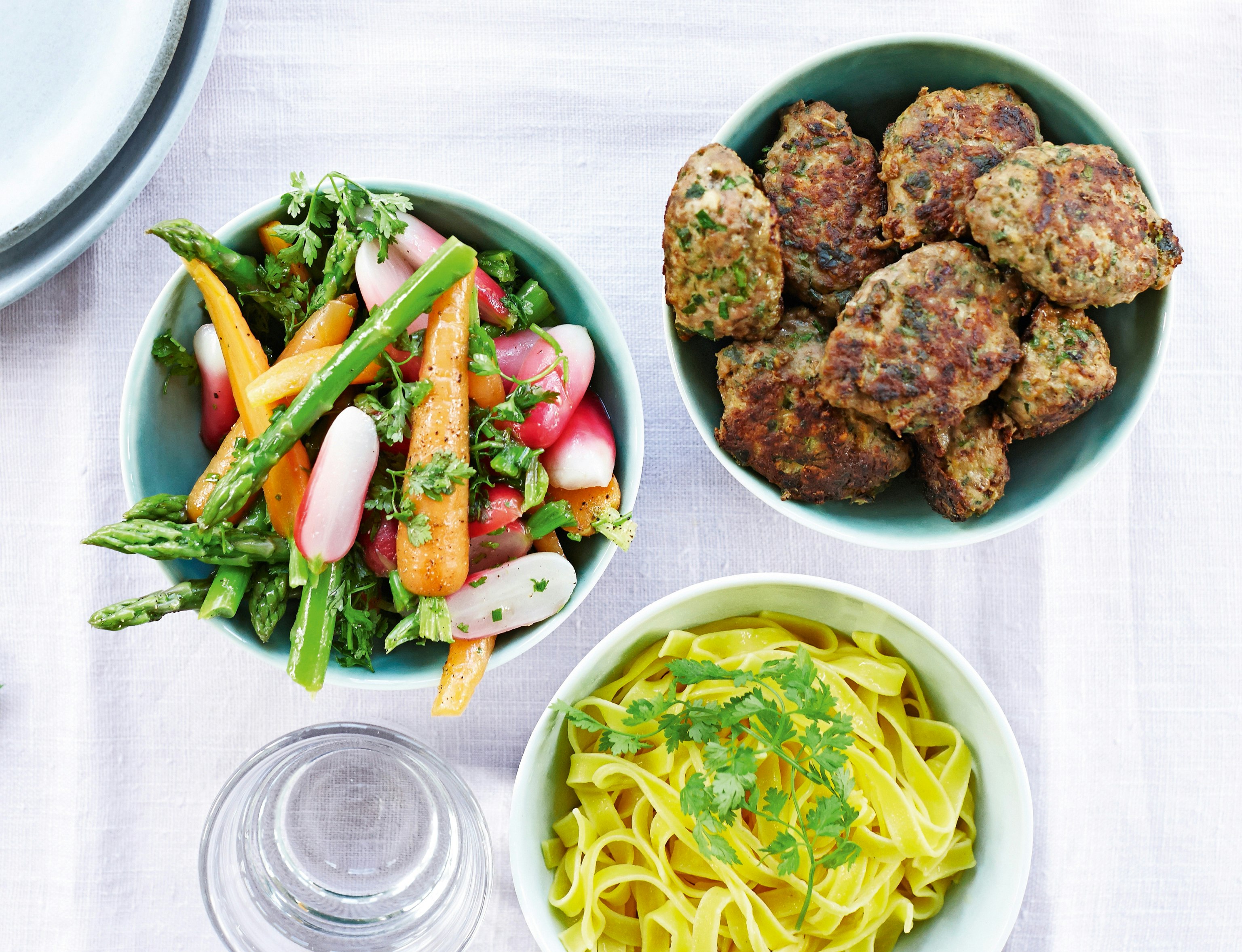 Persillefrikadeller med lynkogte sommergrøntsager