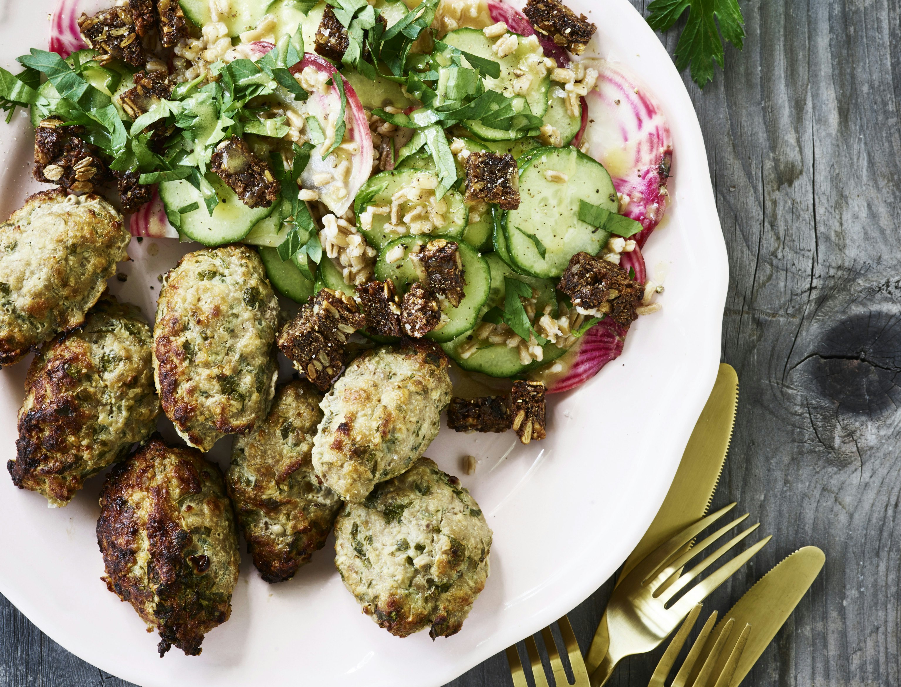 Persillefrikadeller og speltsalat med bolsjebeder og croutoner