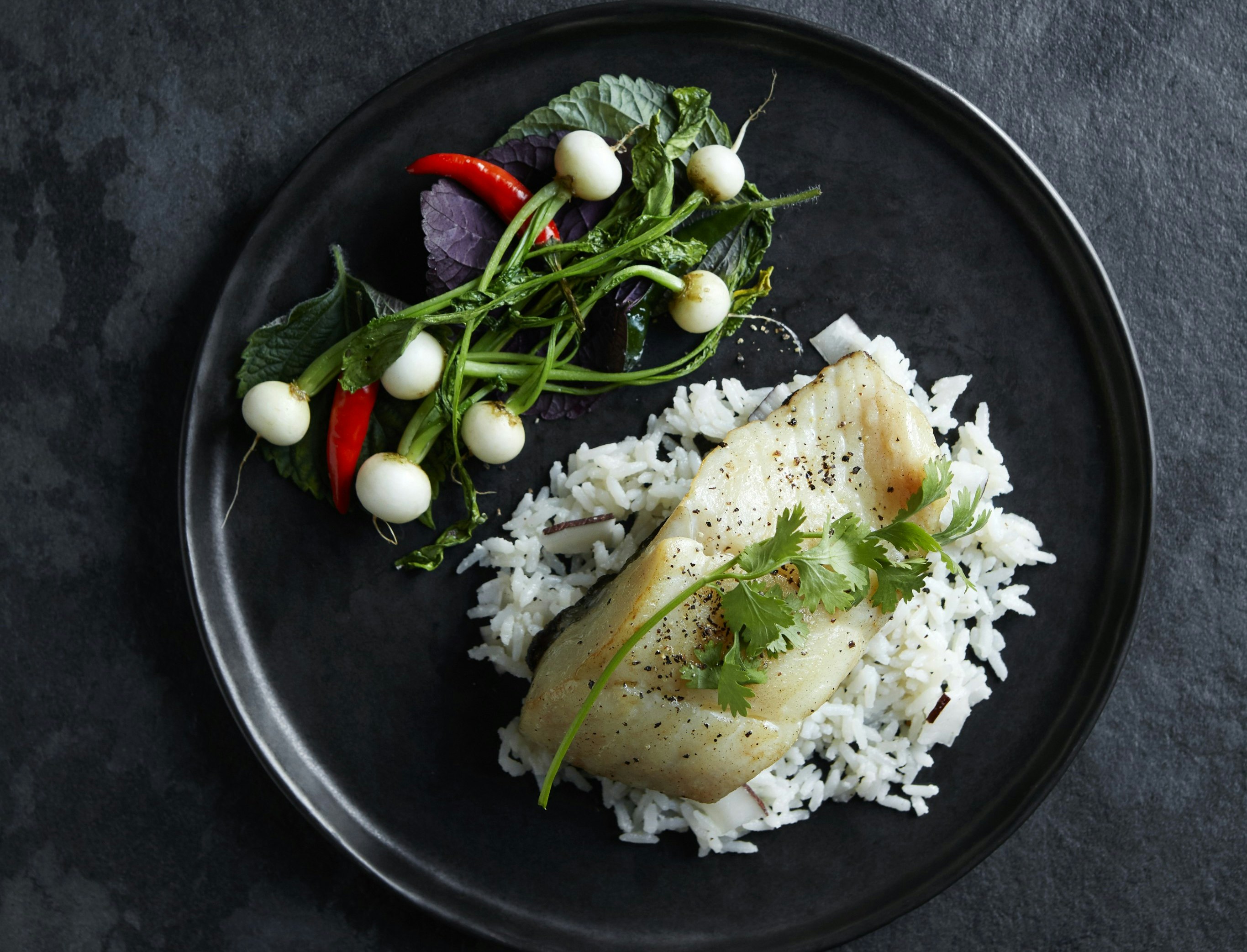 Pighvar med kokosris, shiso og sauterede majroer