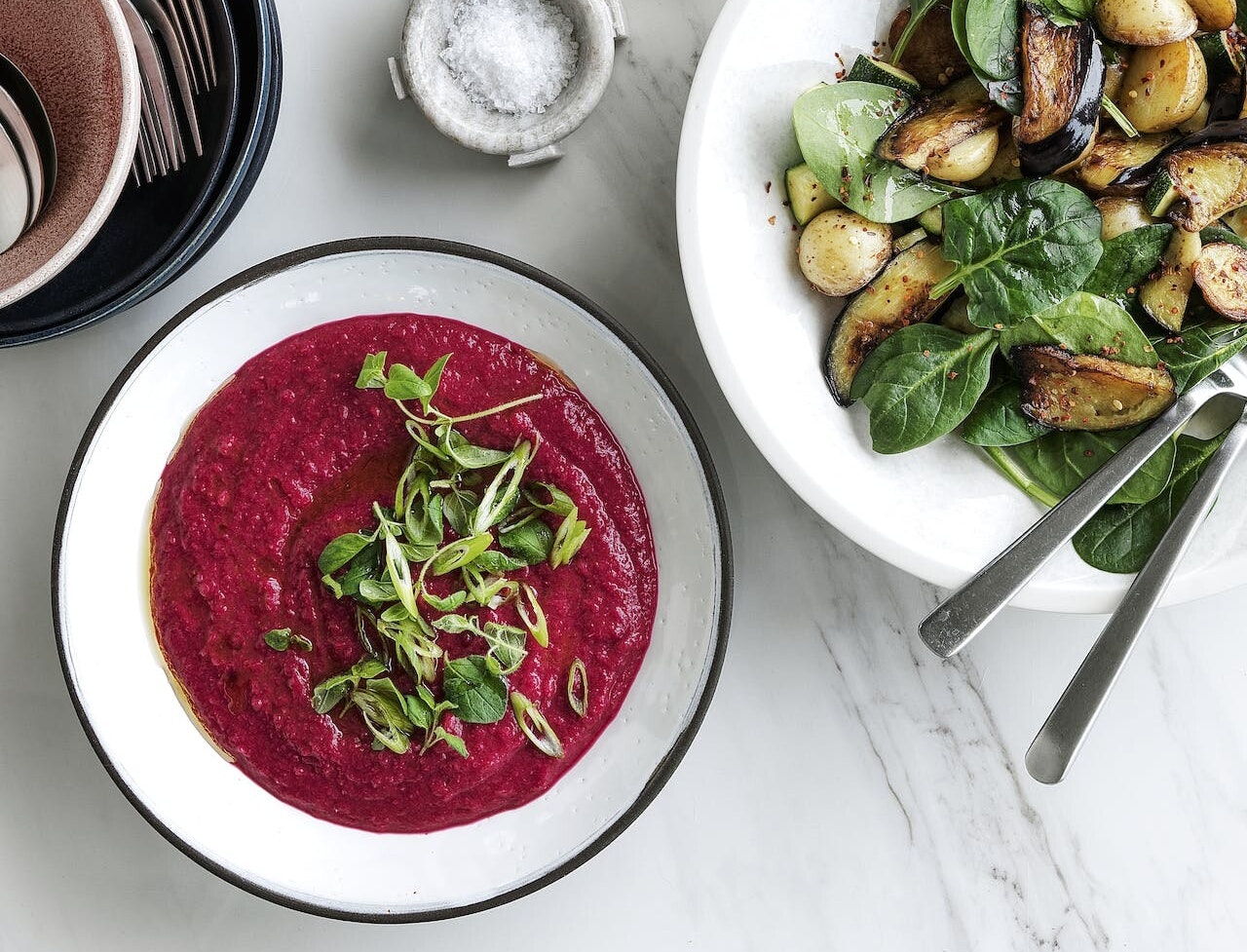 Pink rodfrugtcreme med stegt grønt