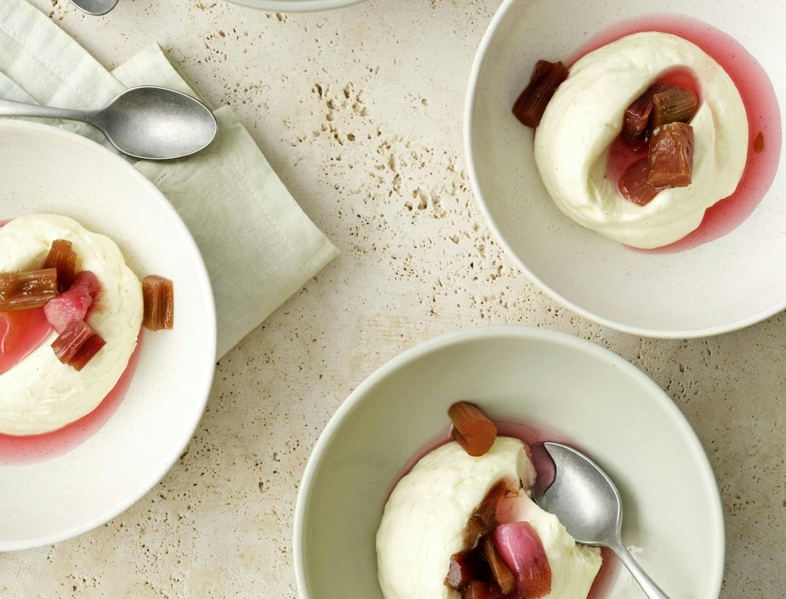 Pisket panna cotta med pocherede rabarber