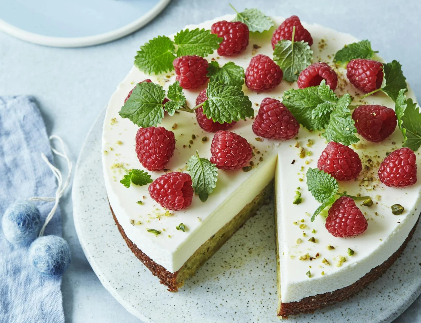 Pistaciekage med citronmousse og hindbær