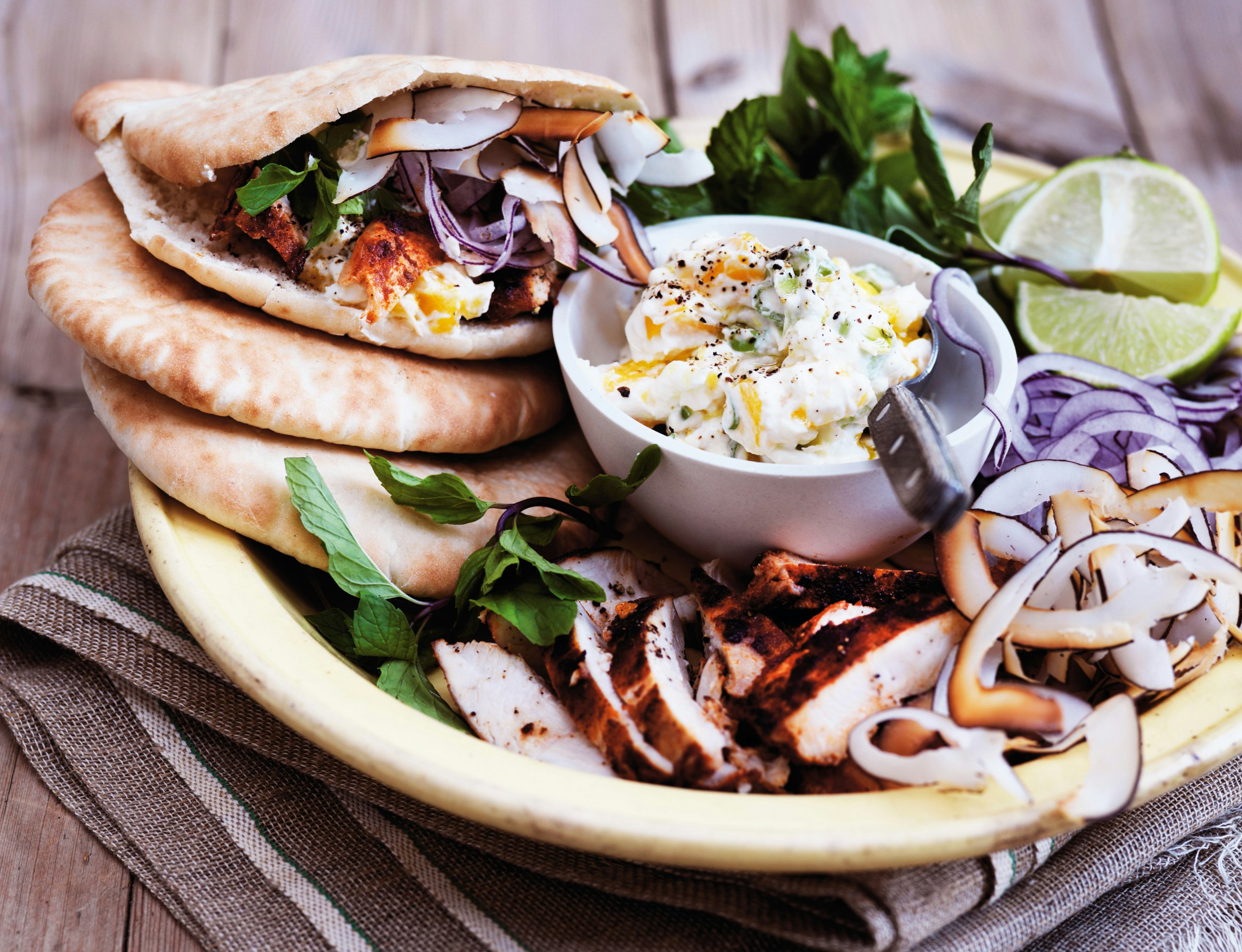 Pita med tandoorikylling, mynte og mangoraita