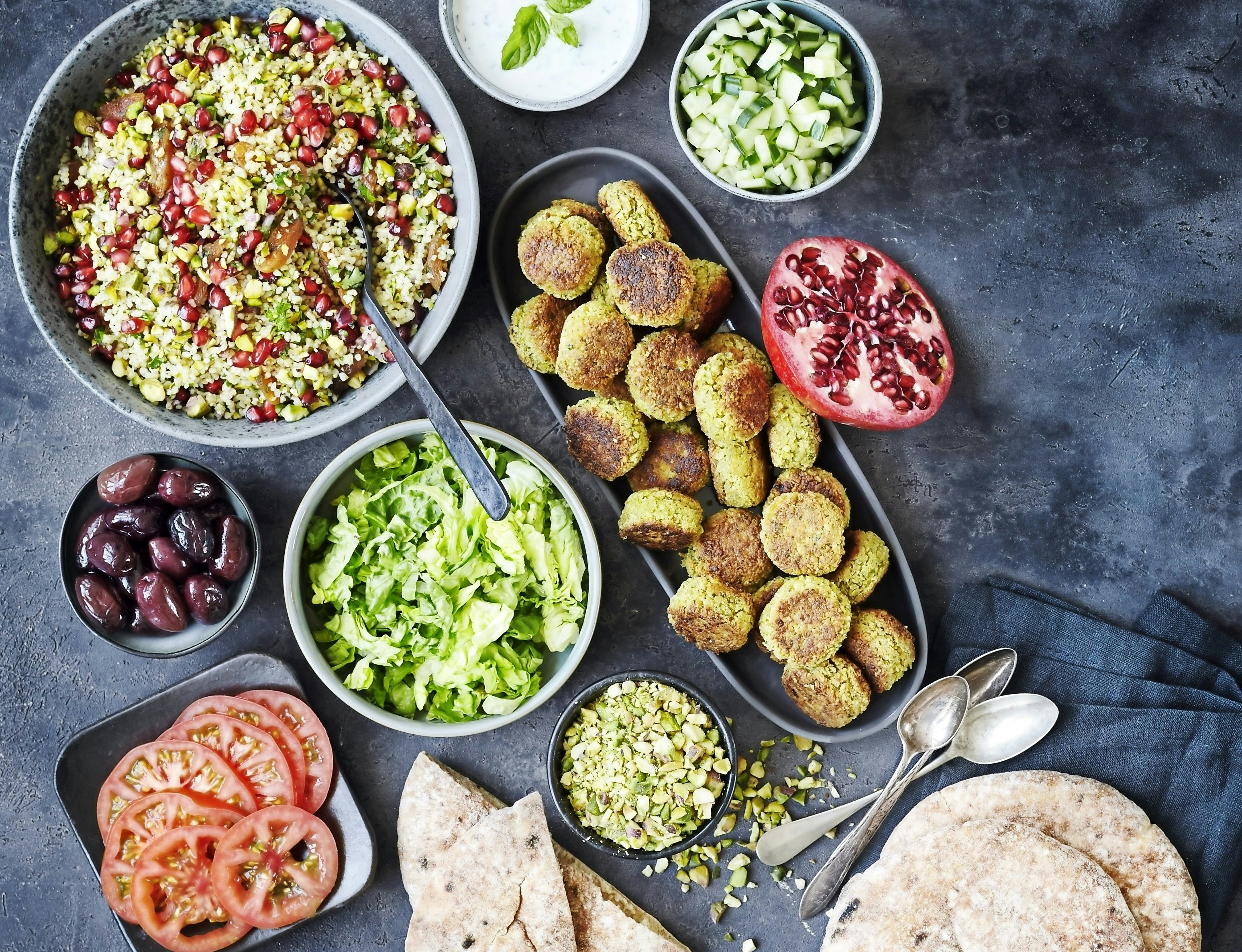 Pitabrød med falafel, bulgursalat og myntedressing