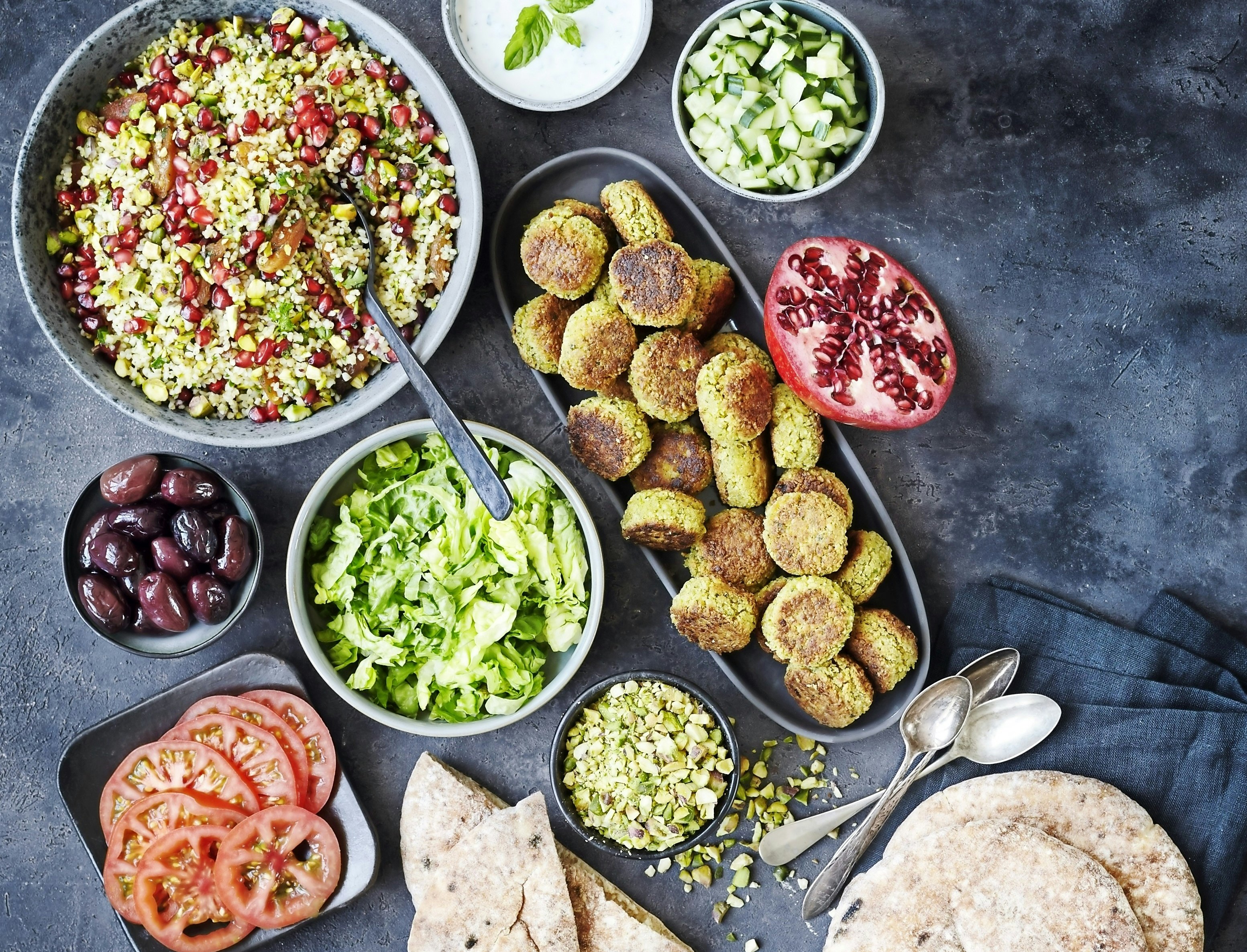 Pitabrød med falafel, bulgursalat og myntedressing