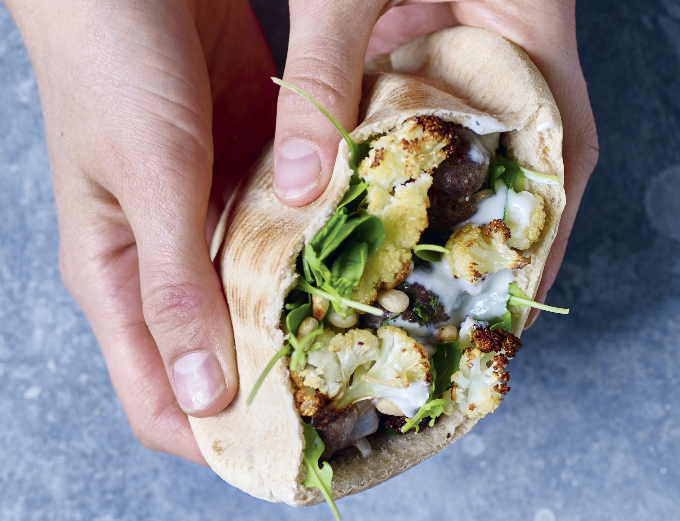 Pitabrød med lammefrikadeller og ristet blomkål