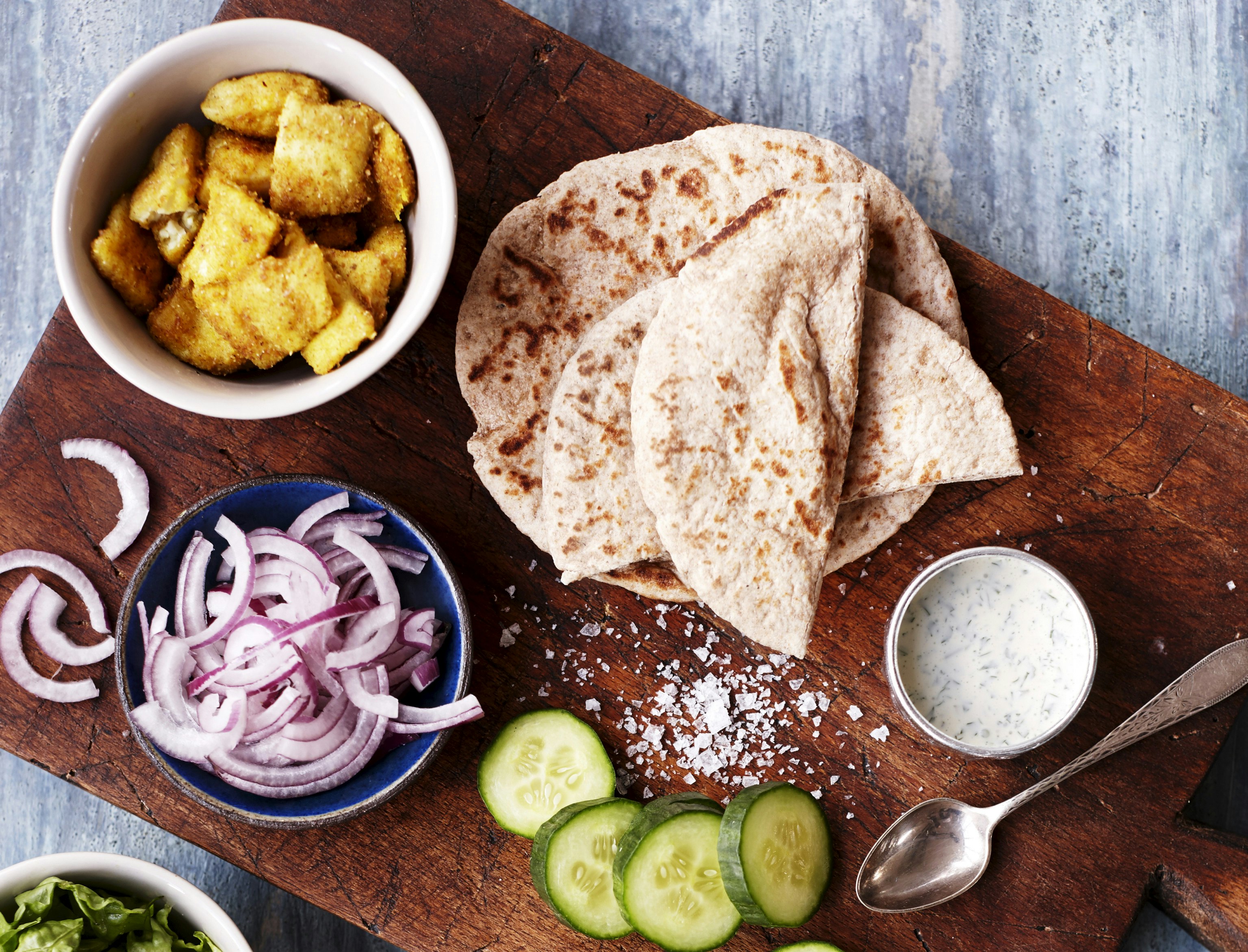 Pitabrød med rødspætte og persilledressing