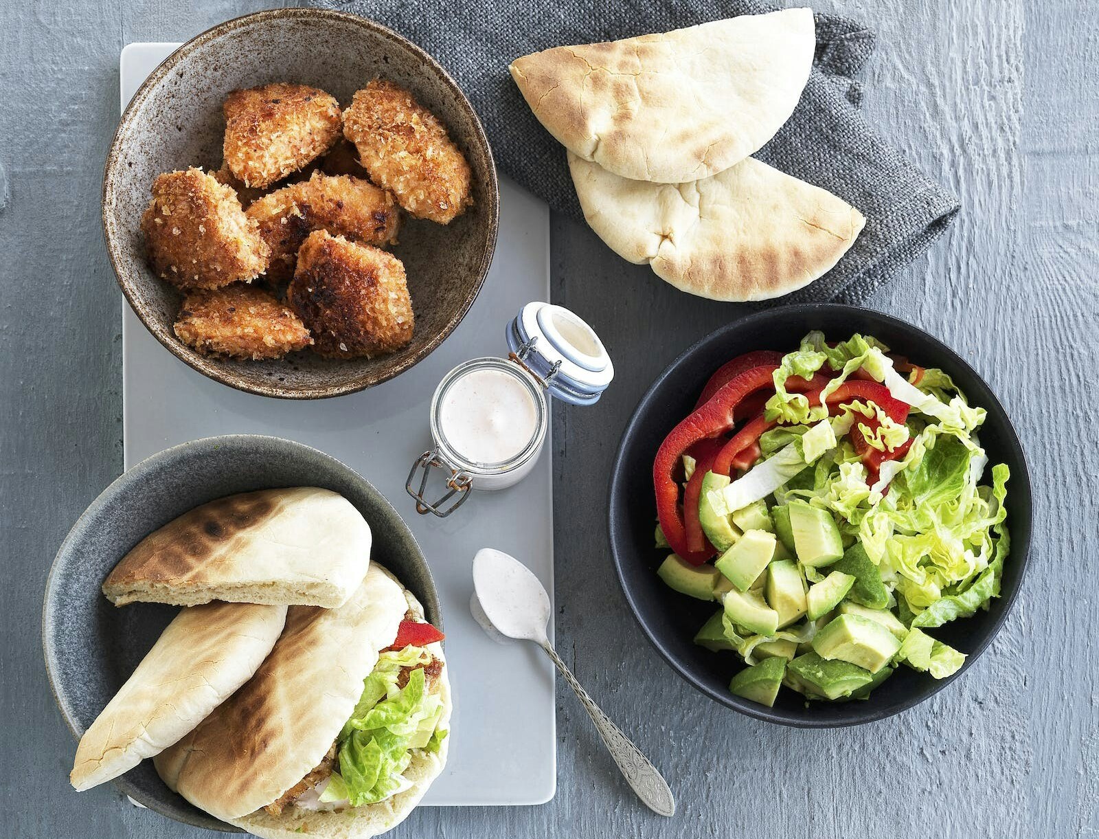 Pitabrød med sprød kylling og chilidressing