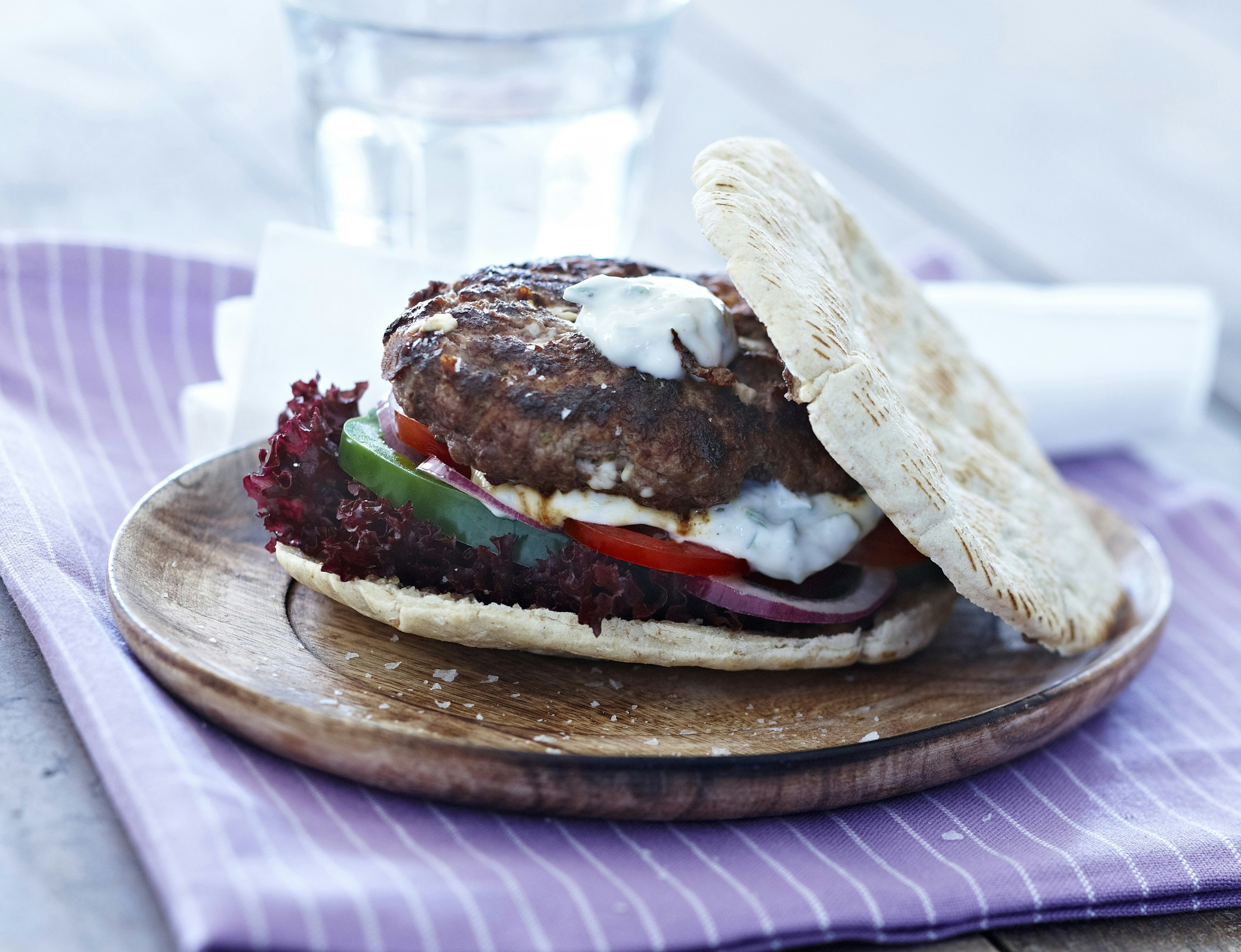 Pitaburger med græsk bøf og oliventapenade