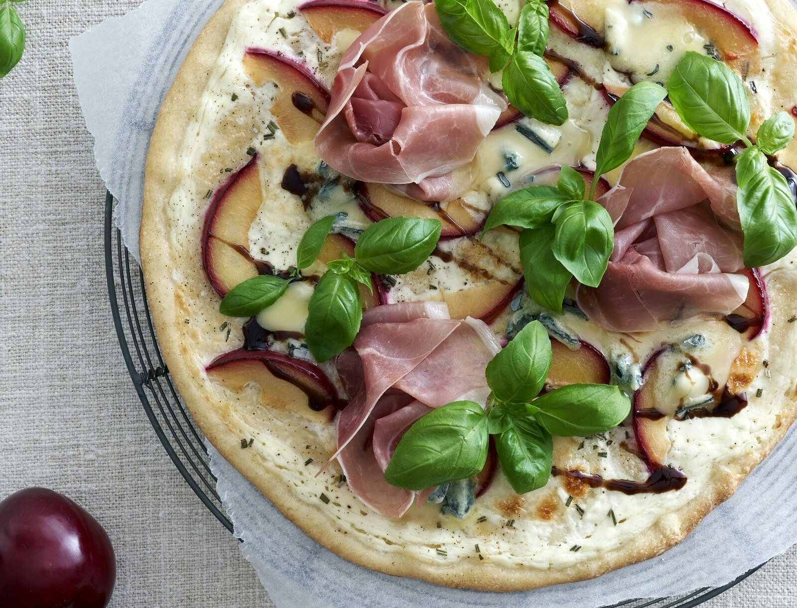 Pizza med blommer og parmaskinke