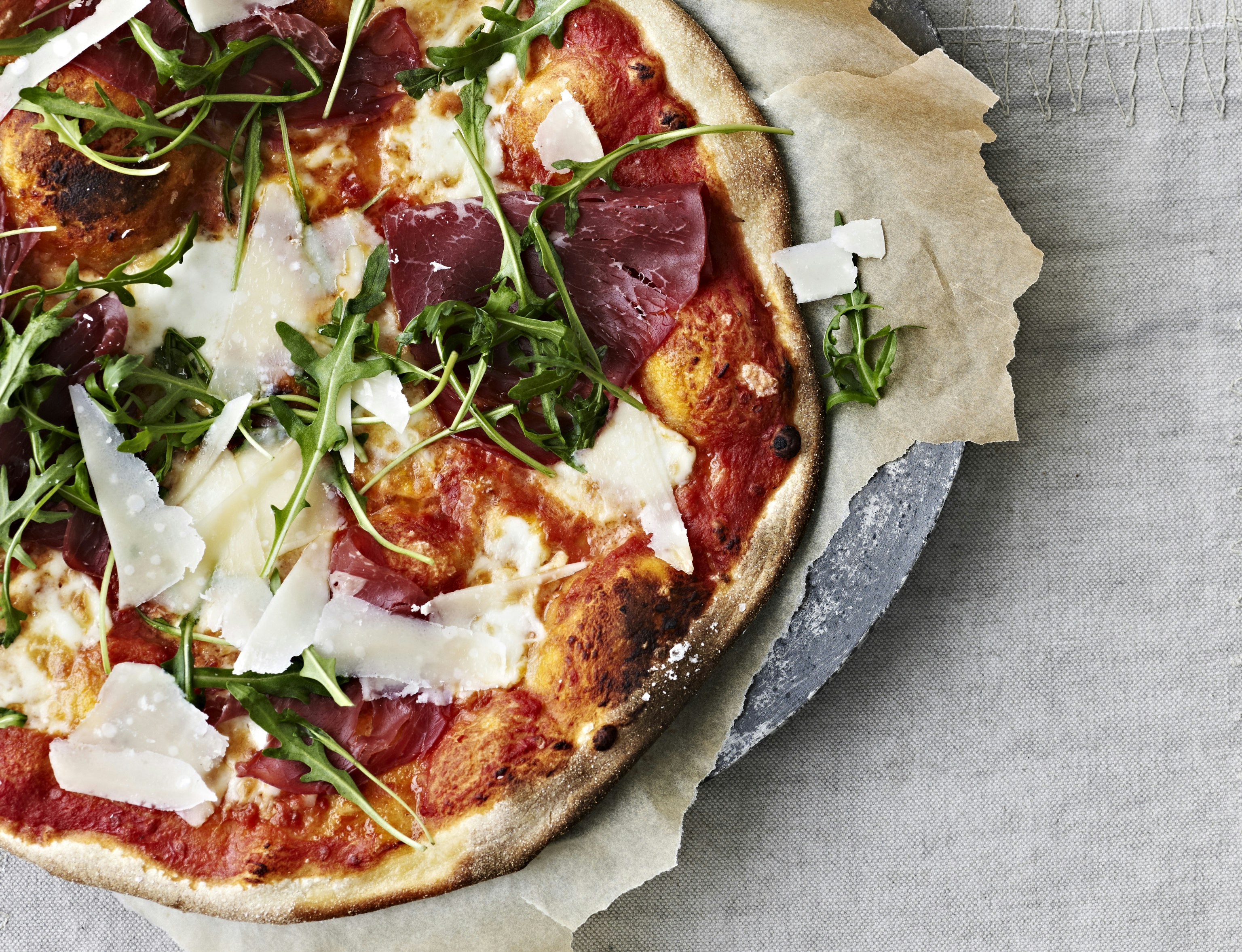 Pizza med bresaola og parmesan