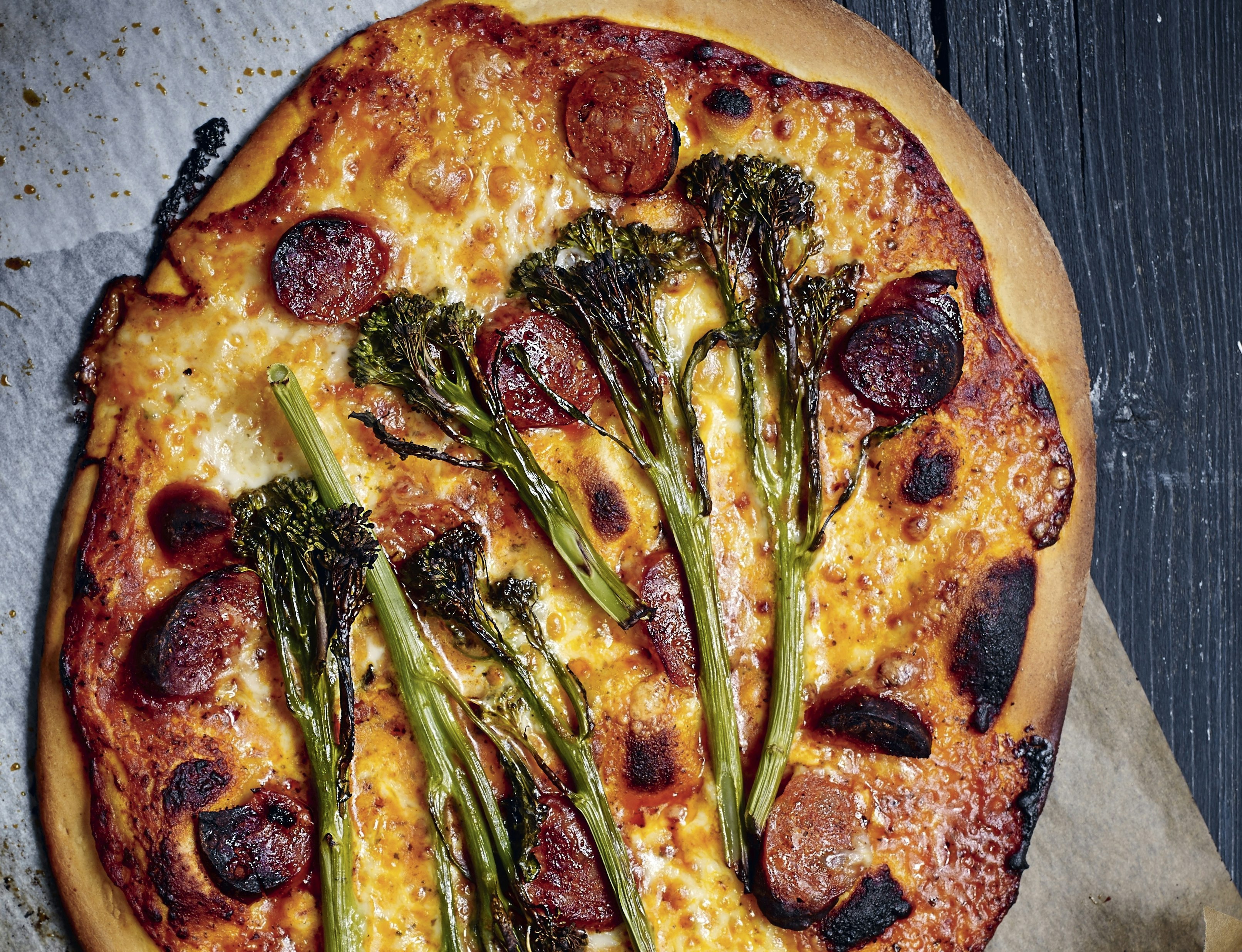 Pizza med chorizo og broccoli