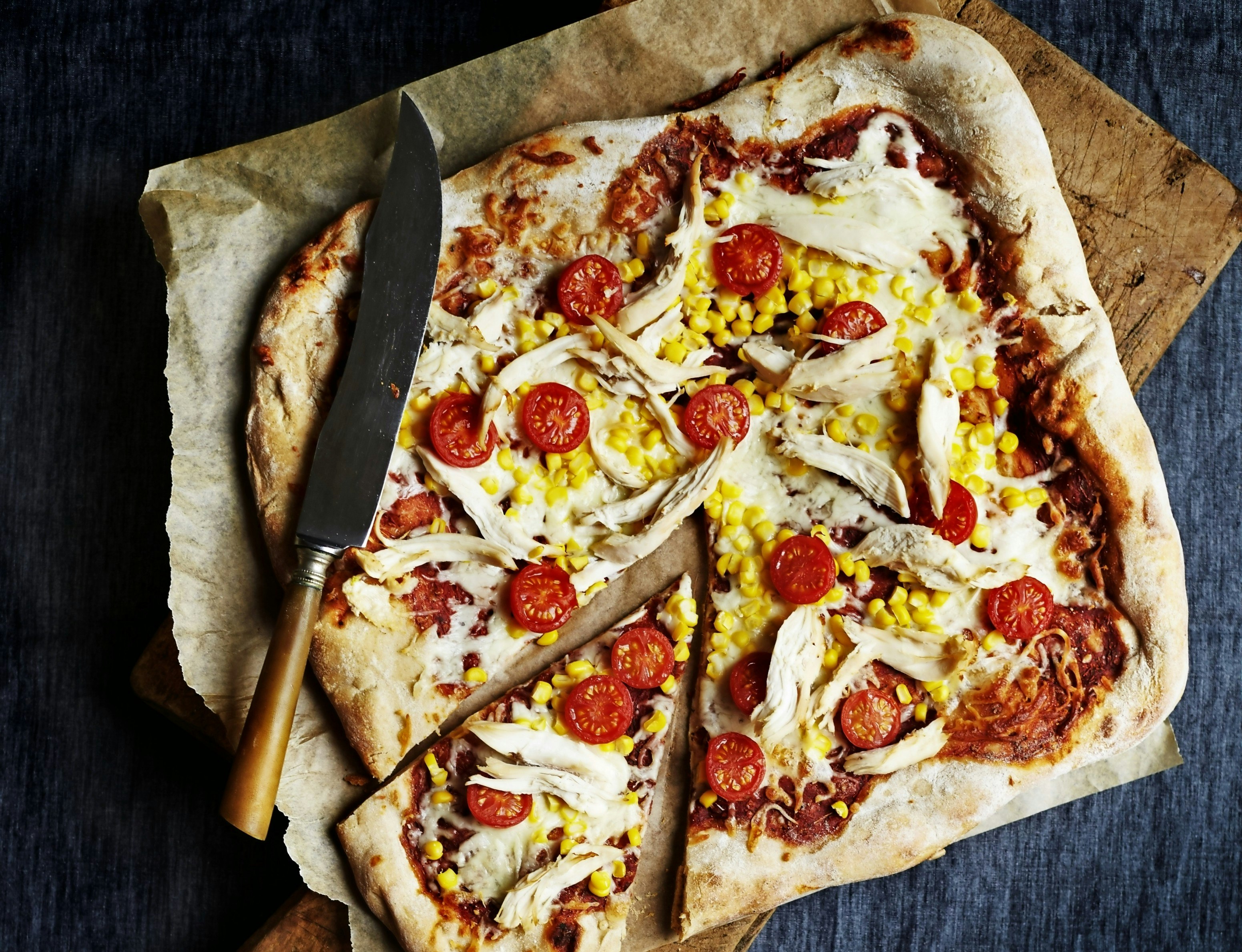 Pizza med kylling, tomat og majs