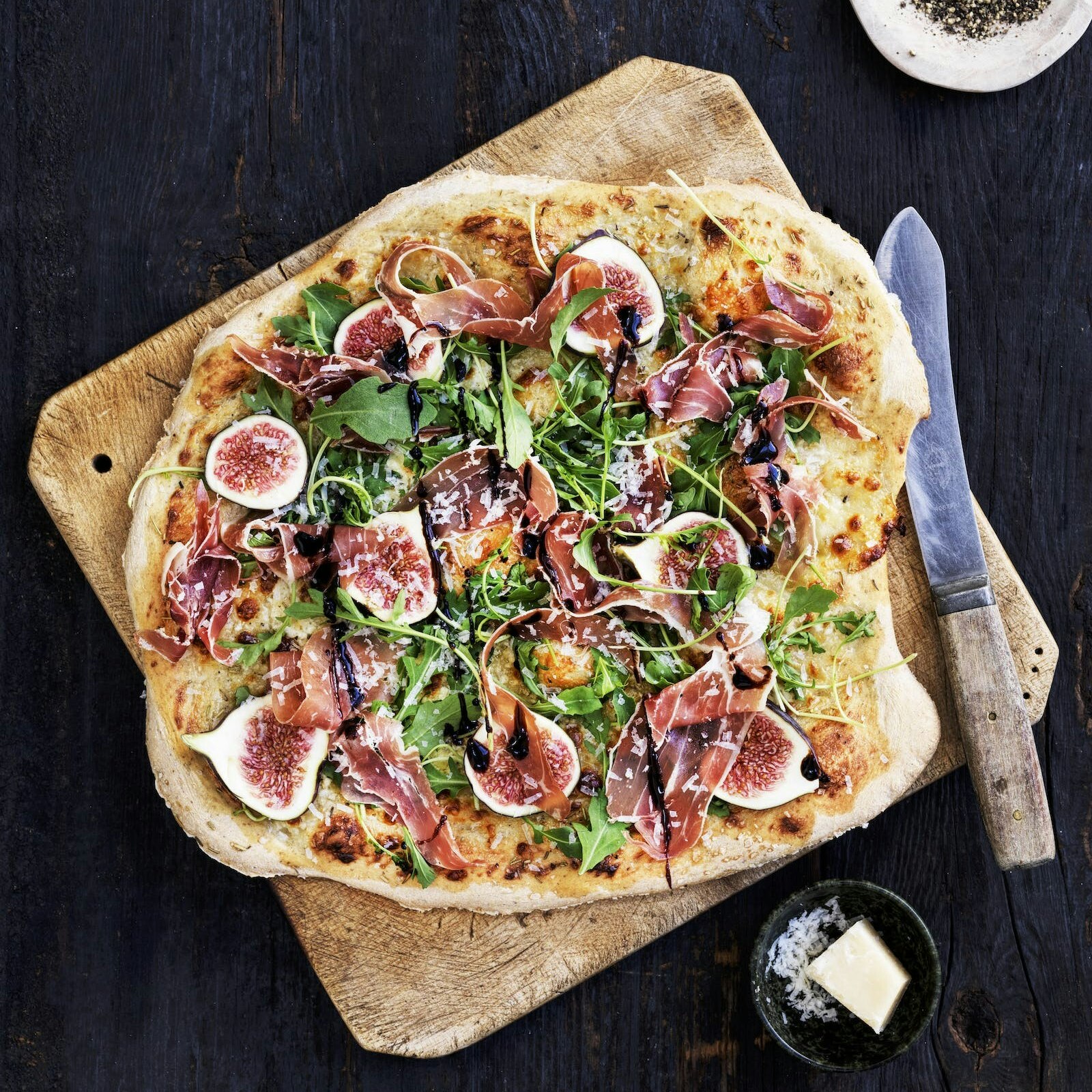 Pizza med serranoskinke, rucola og friske figner