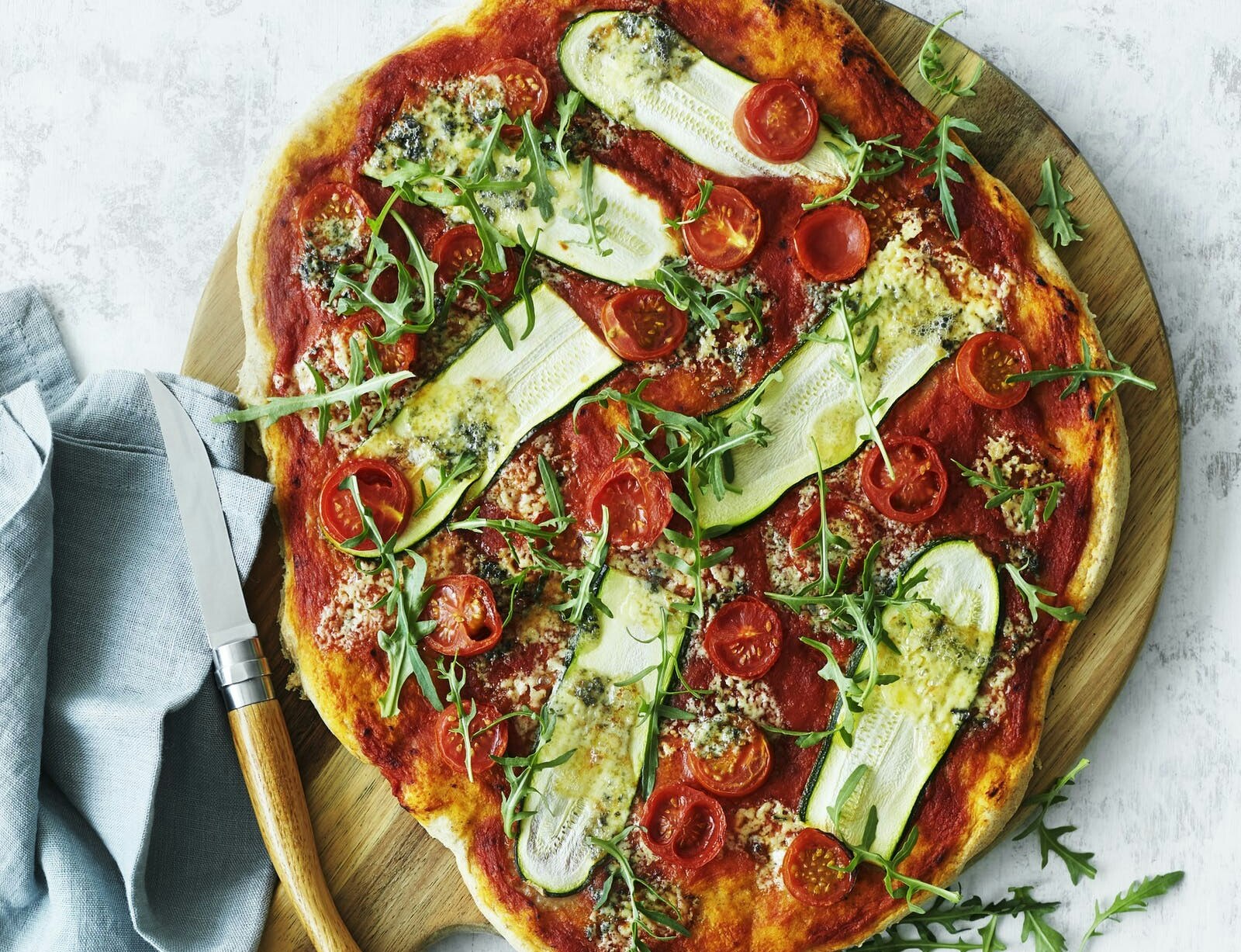 Pizza med tomat, squash og blue cheese
