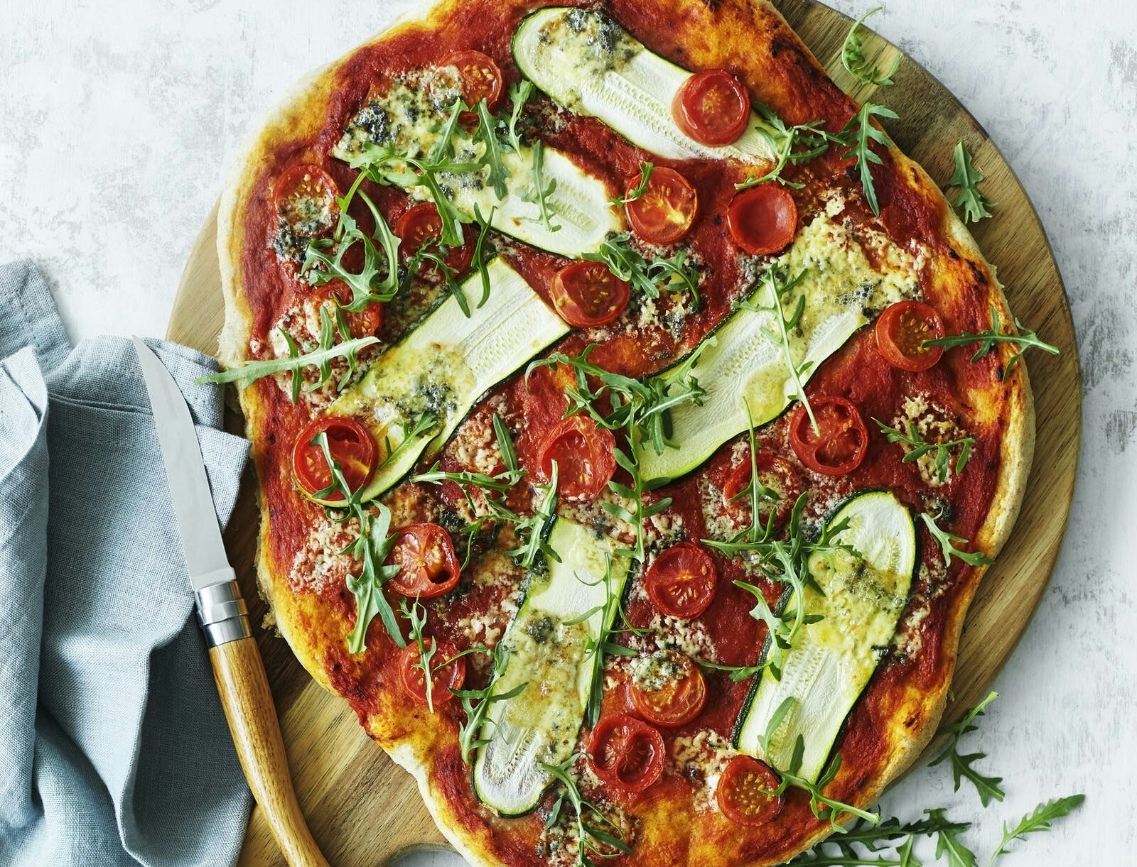 Pizza med tomat, squash og blue cheese
