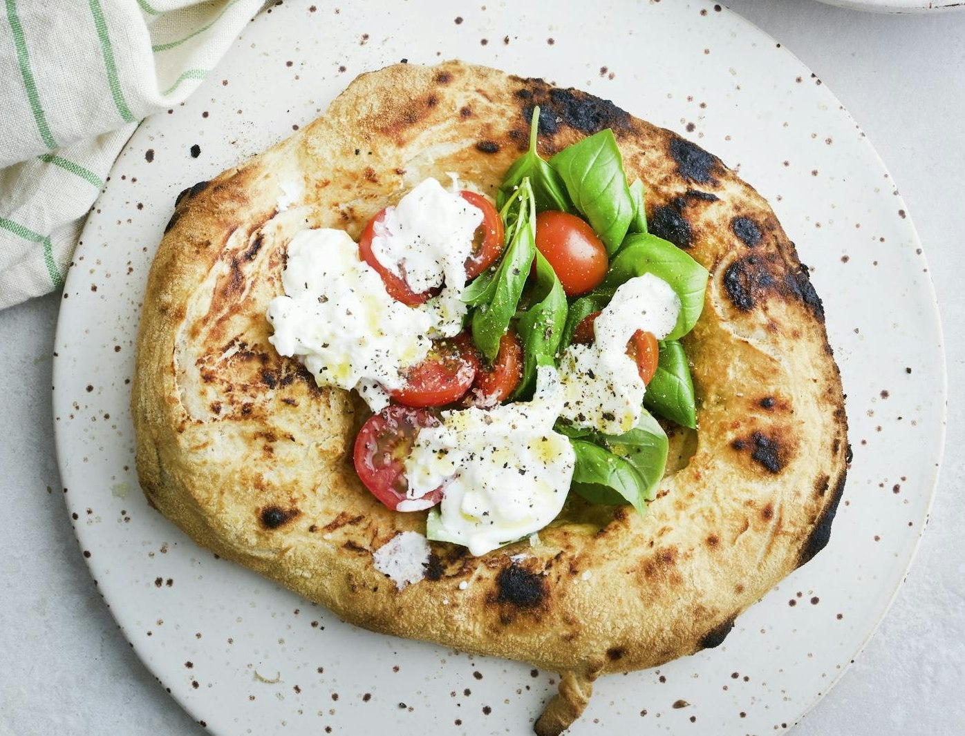 Pizza på grill med ricotta, parmesan og burrata