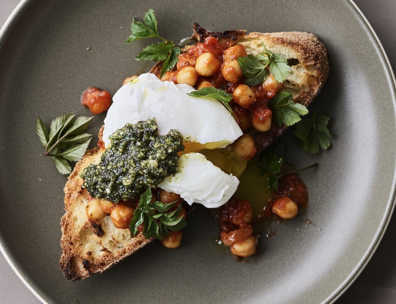 Pocheret æg med pesto og krydrede kikærter